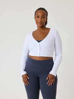 Alice Stenlöf Cropped Rib Cardigan i Brilliant White (Hvit) i ribbestrikket modal på en kvinne, sett forfra. - Image 1