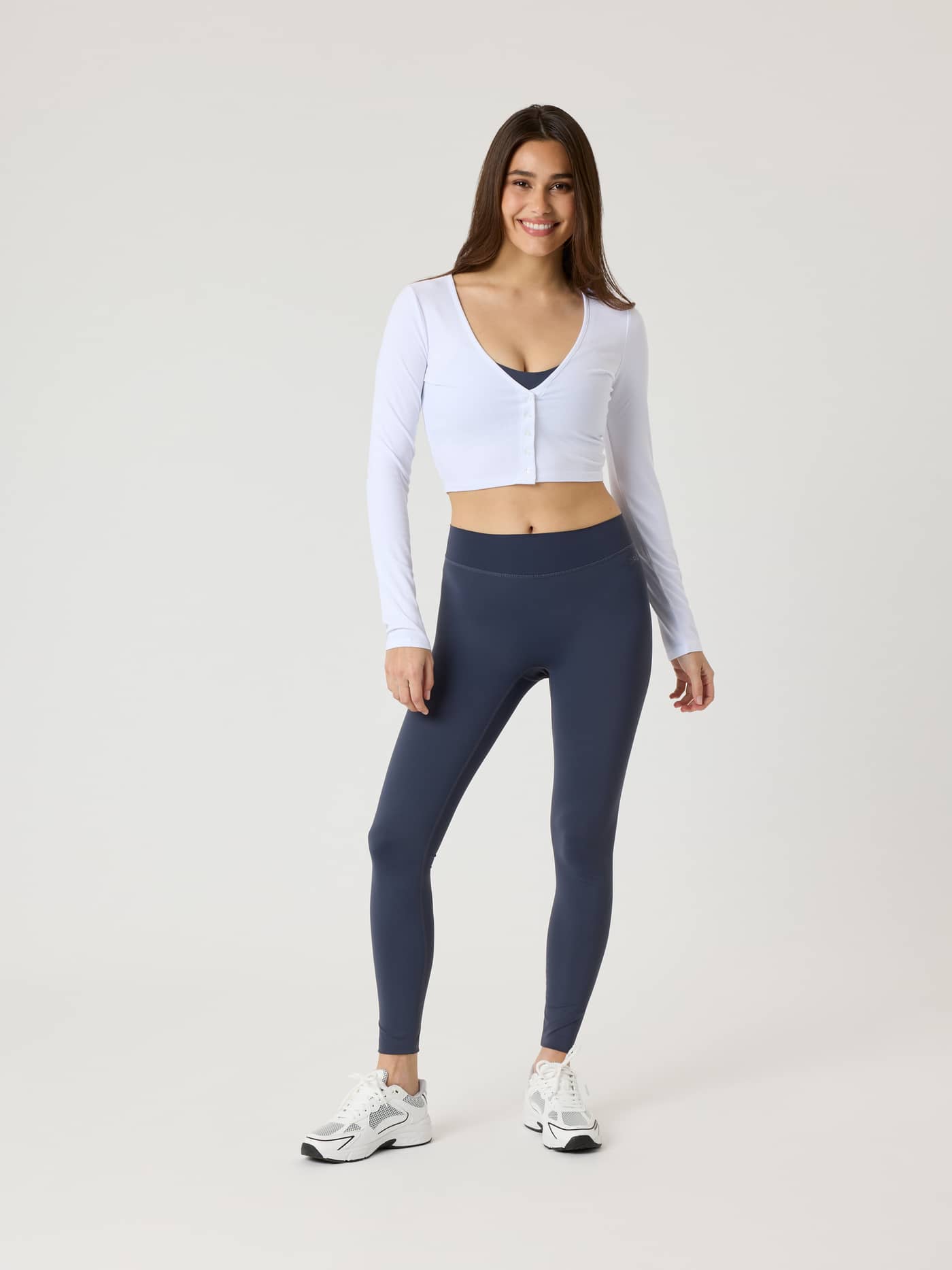 Alice Stenlöf Cropped Rib Cardigan i Brilliant White (Hvit) med myk ribbestruktur i modal, sett forfra. - Image 9