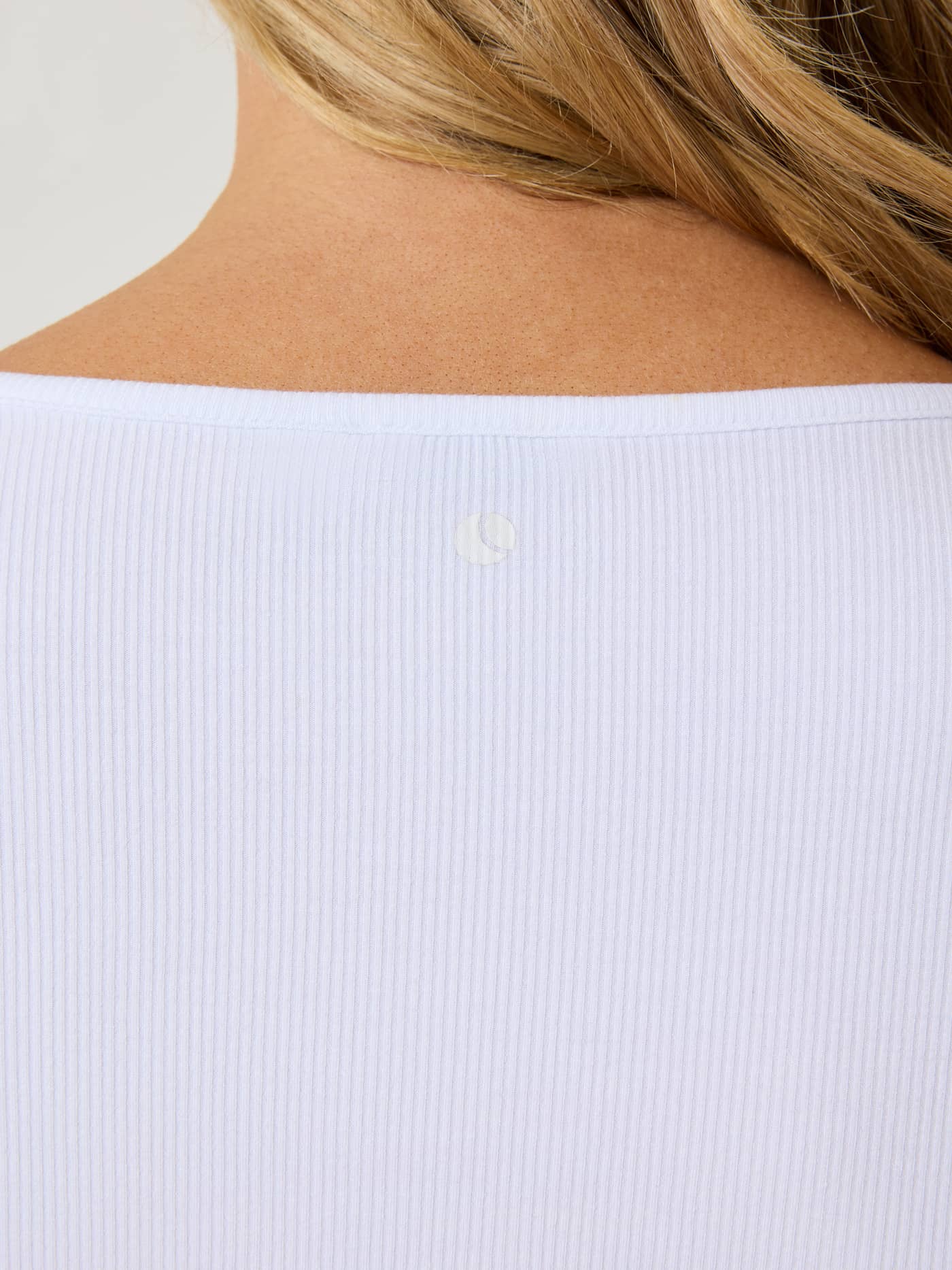 Nærbilde av Alice Stenlöf Cropped Rib Cardigan i Brilliant White (hvit) med ton-i-ton-logo og ribbestruktur i modal. - Image 6