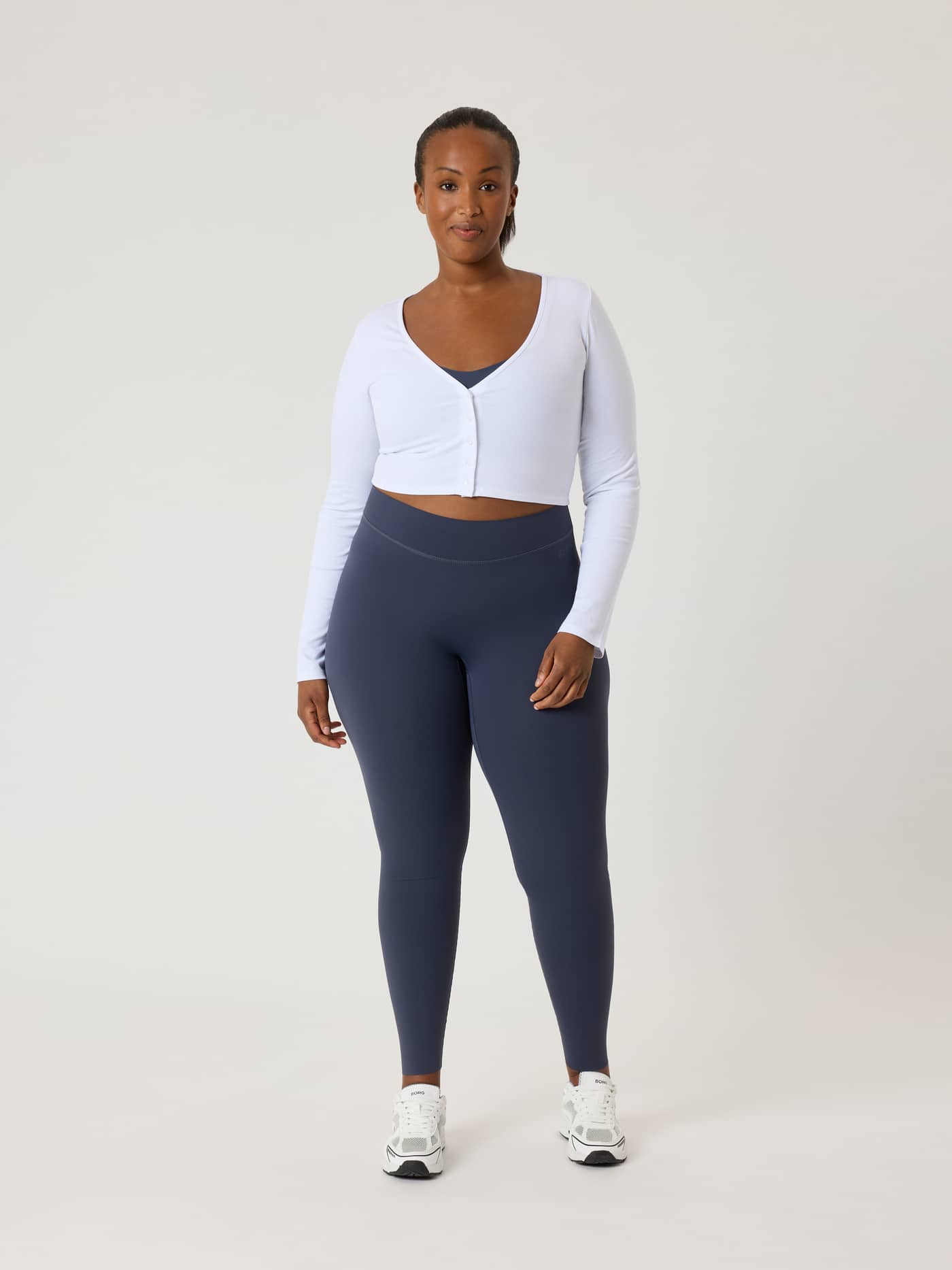 Alice Stenlöf Cropped Rib Cardigan i Brilliant White (hvit) i myk modal med ribbestruktur sett forfra på modell. - Image 11