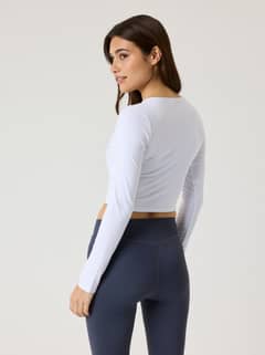 Alice Stenlöf Cropped Rib Cardigan i Brilliant White (Hvit) sett bakfra med en stilig, ribbet passform. - Image 8