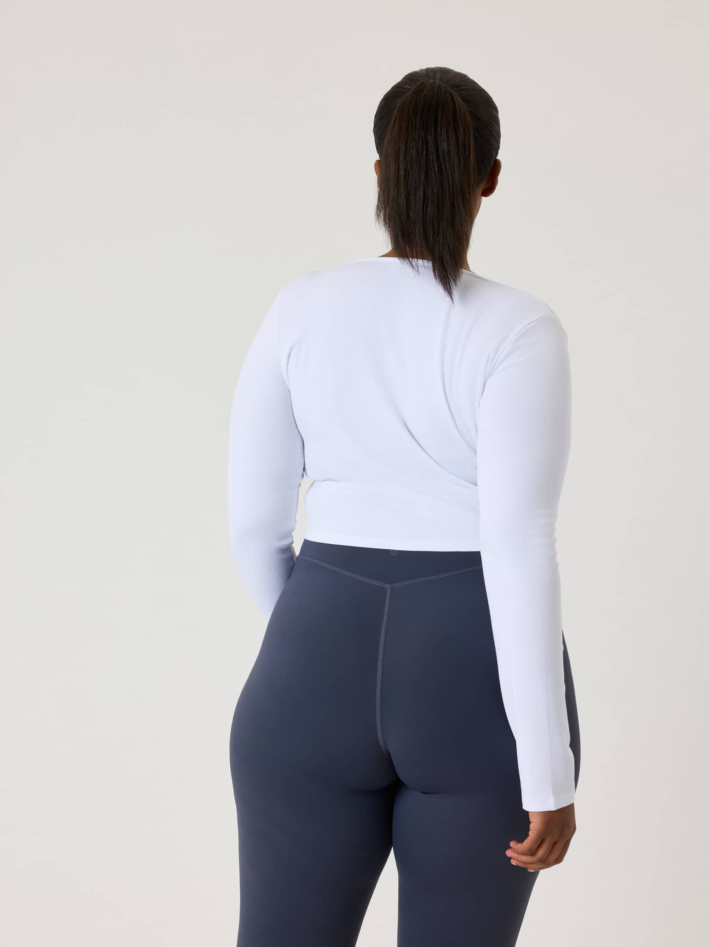 Alice Stenlöf Cropped Rib Cardigan i Brilliant White (Hvit) i myk ribbestrikket modal, sett bakfra. - Image 10