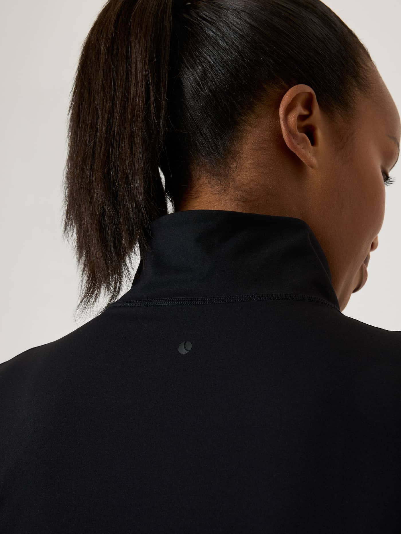 Back view of the training Alice Stenlöf Soft Zip Midlayer in Black Beauty (Black) featuring a tonal logo on the neck. - Image 9