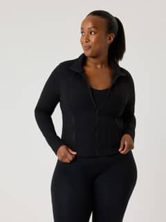 Front view of a model wearing the slim fit Alice Stenlöf Soft Zip Midlayer in Black Beauty (Black) for training. - Image 5