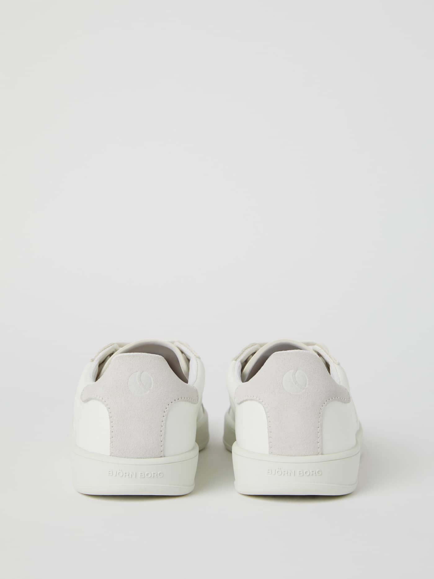 Men’s sneakers T2500 i hvid set bagfra med tonalt logo på ruskindshælen og klassisk tennissilhuet. - Image 3