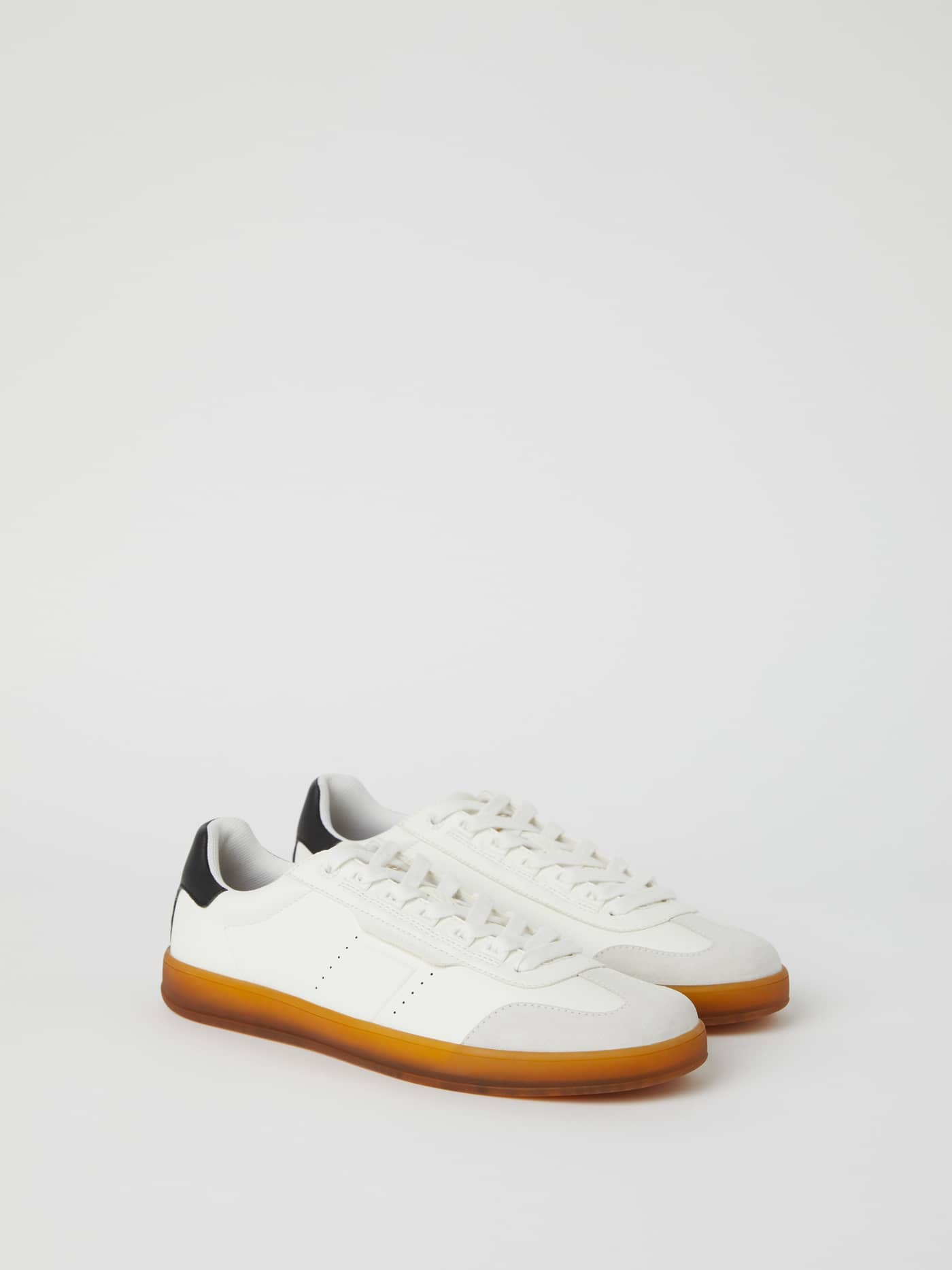 Men’s sneakers T2500 i Hvid set fra siden med en klassisk tennissilhuet, syntetisk læder og gribevenlig gummisål. - Image 2