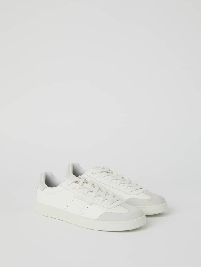 Side view of the Men’s sneakers T2500 in White with gold logo details, synthetic leather, suede, and a tennis silhouette.