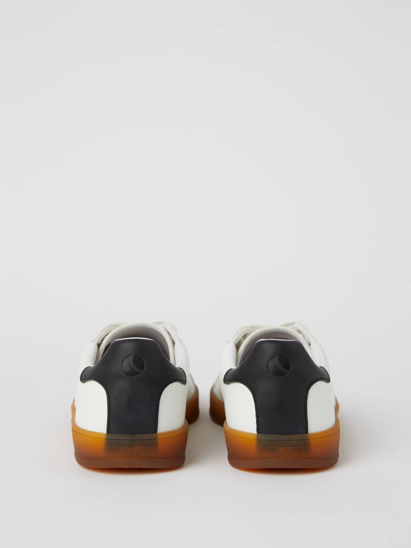 Men’s sneakers T2500 i Hvid set bagfra i syntetisk læder med sort logo og klassisk tennis-silhuet. - Image 3