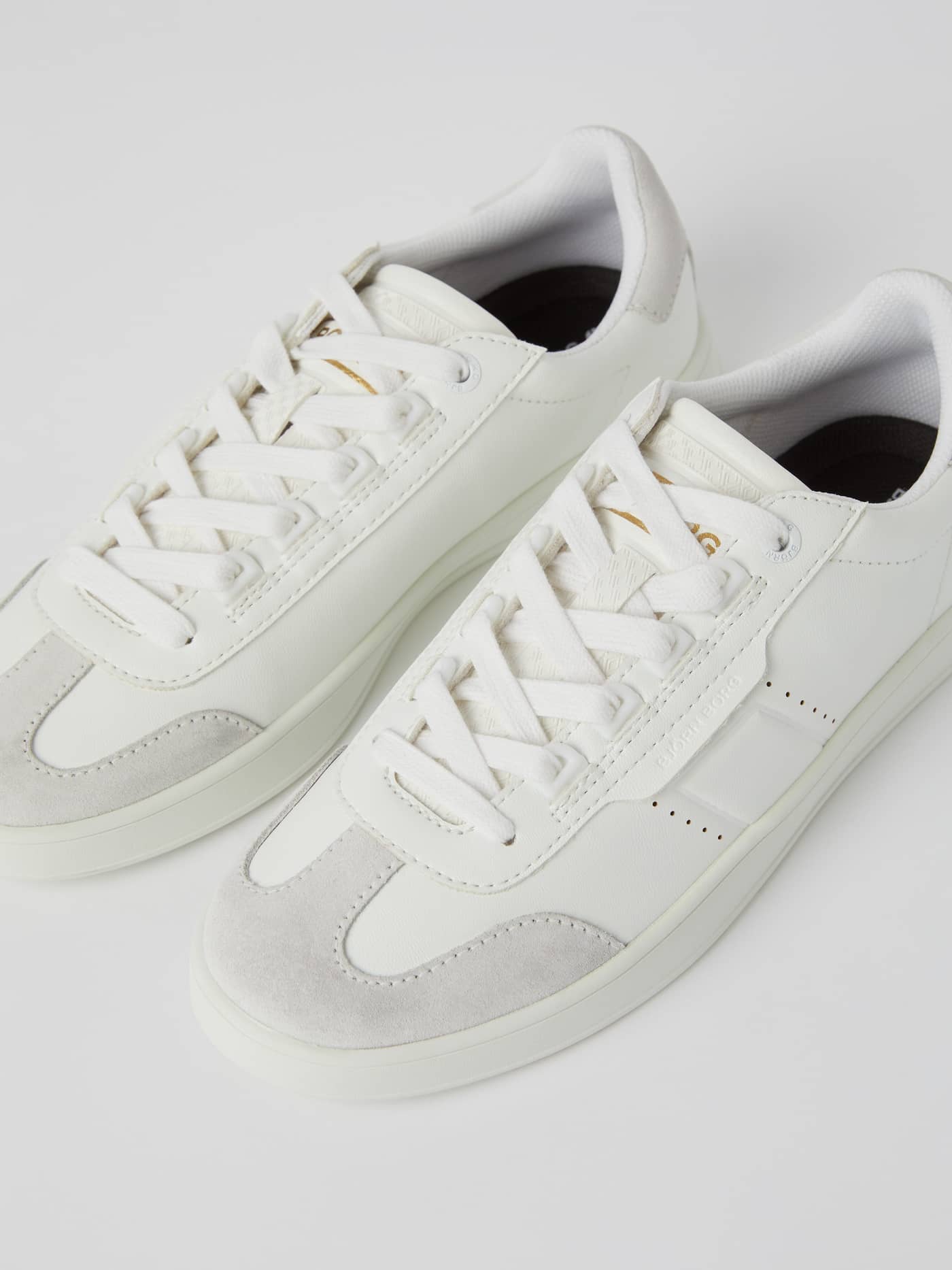 Men’s sneakers T2500 i hvid i syntetisk læder og ruskind med klassisk tennissilhuet og guldlogo. - Image 2