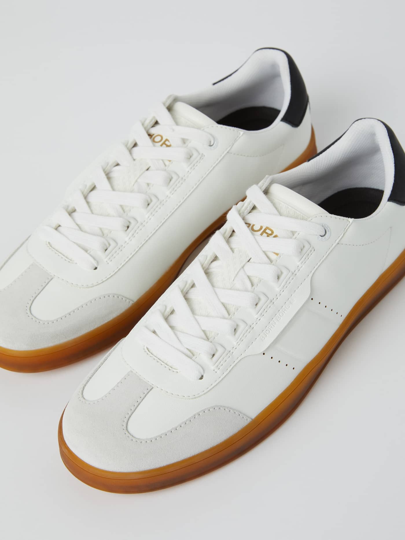 Men’s sneakers T2500 i White (Hvid) med klassisk tennissilhuet, syntetisk læder, ruskind og guldlogo. - Image 1