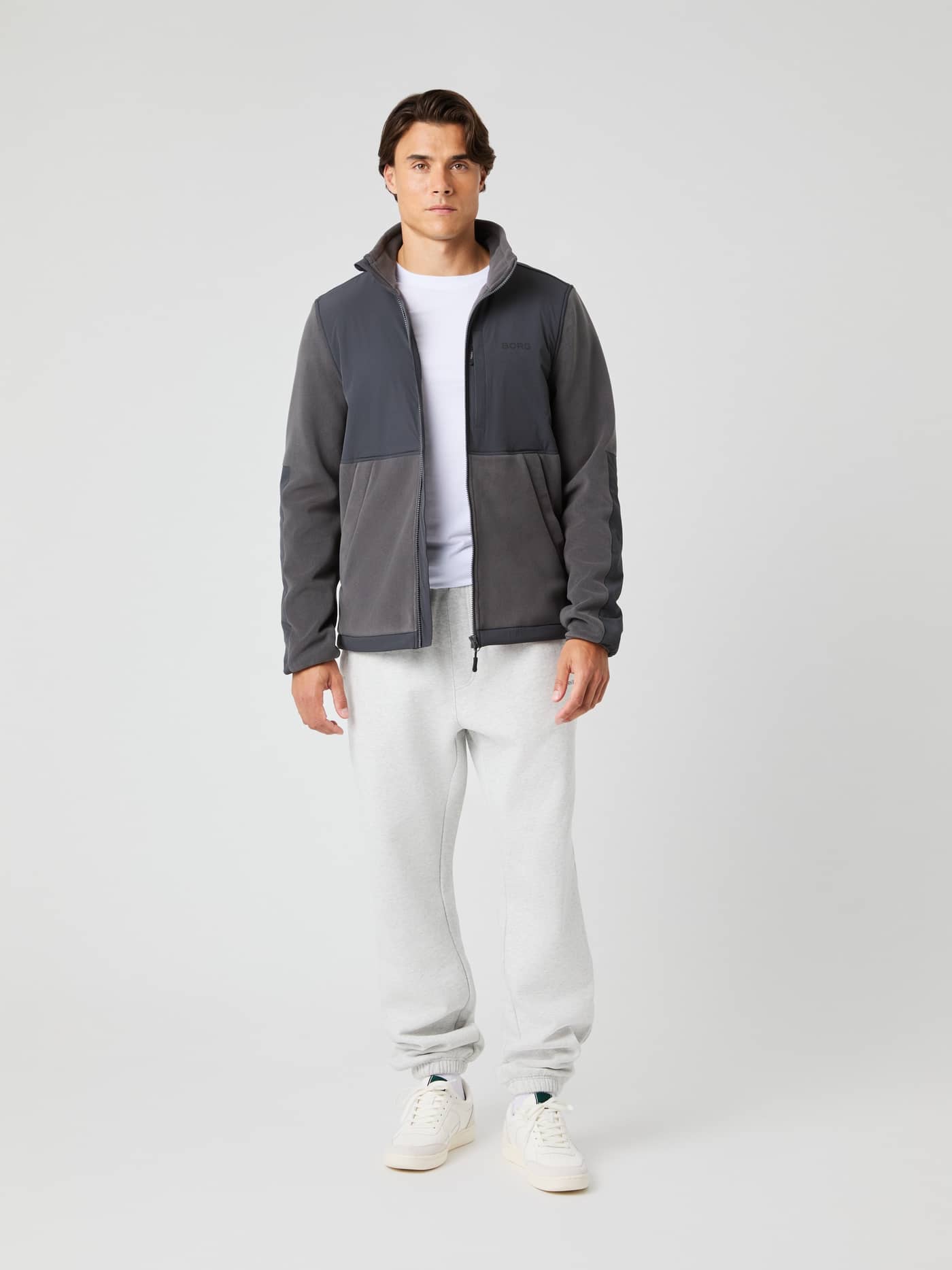 Borg Fleece Hybrid Jacket i Asphalt (Grå) sedd framifrån i helfigur, en stilren och funktionell jacka för herrar. - Image 1
