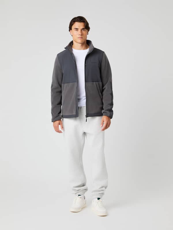 Borg Fleece Hybrid Jacket i Asphalt (Grå) sedd framifrån i helfigur, en stilren och funktionell jacka för herrar.