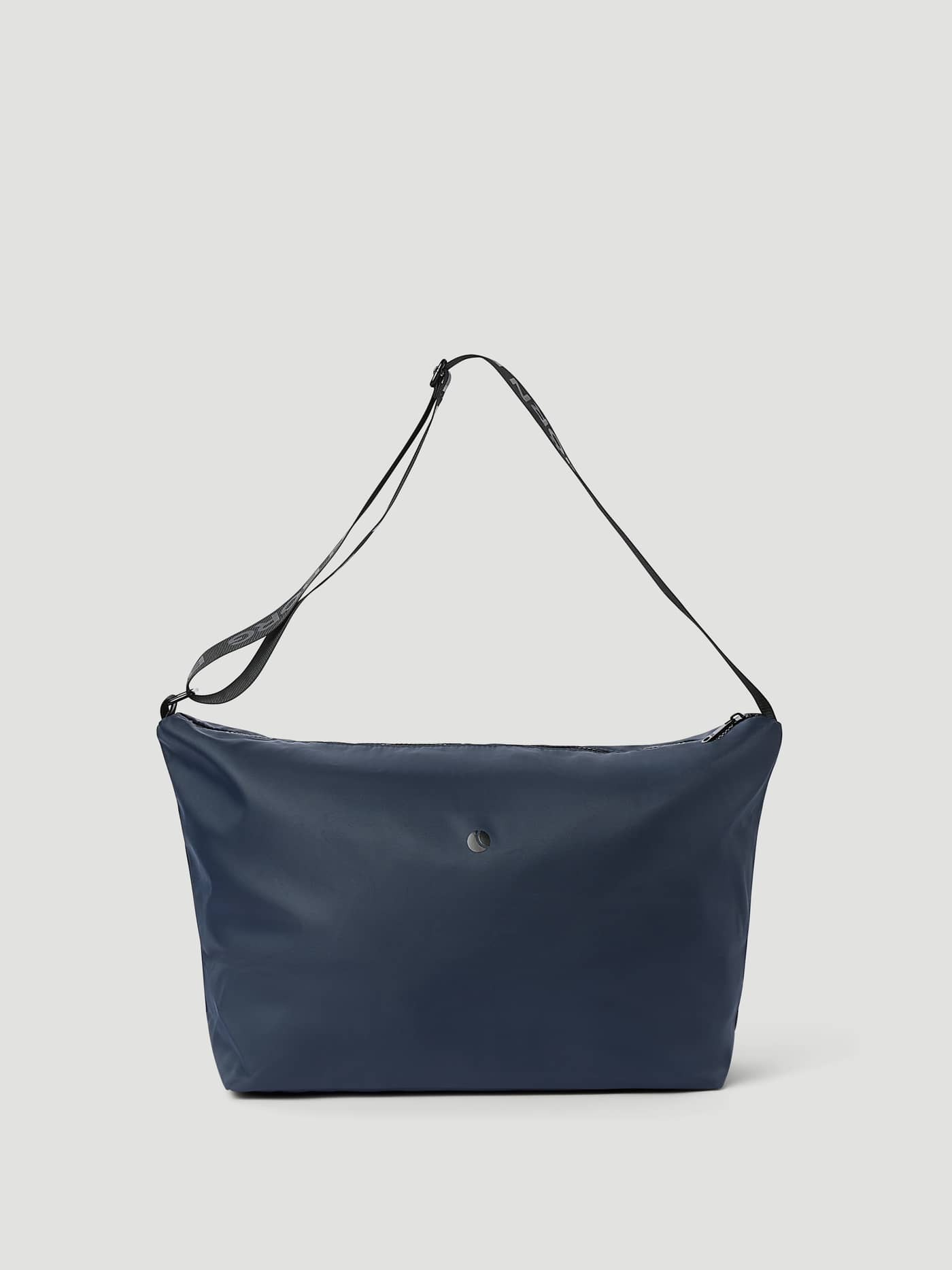 Borg Classic Shoulder Bag 13L i Odyssey Gray (Blå) er en træningstaske i genanvendt polyester med sort logo på remmen. - Image 2