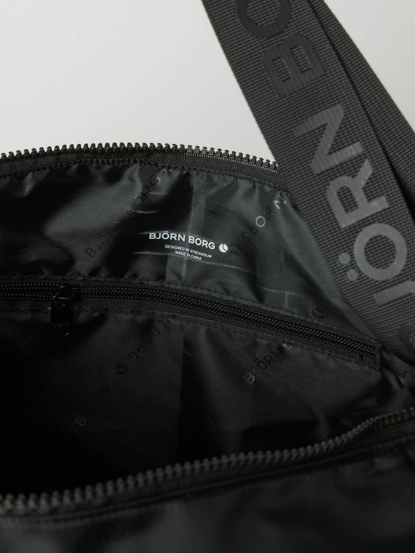Borg Classic Shoulder Bag 13L til træning i Black Beauty (Sort) set indefra med logorem og hvidt logo. - Image 3