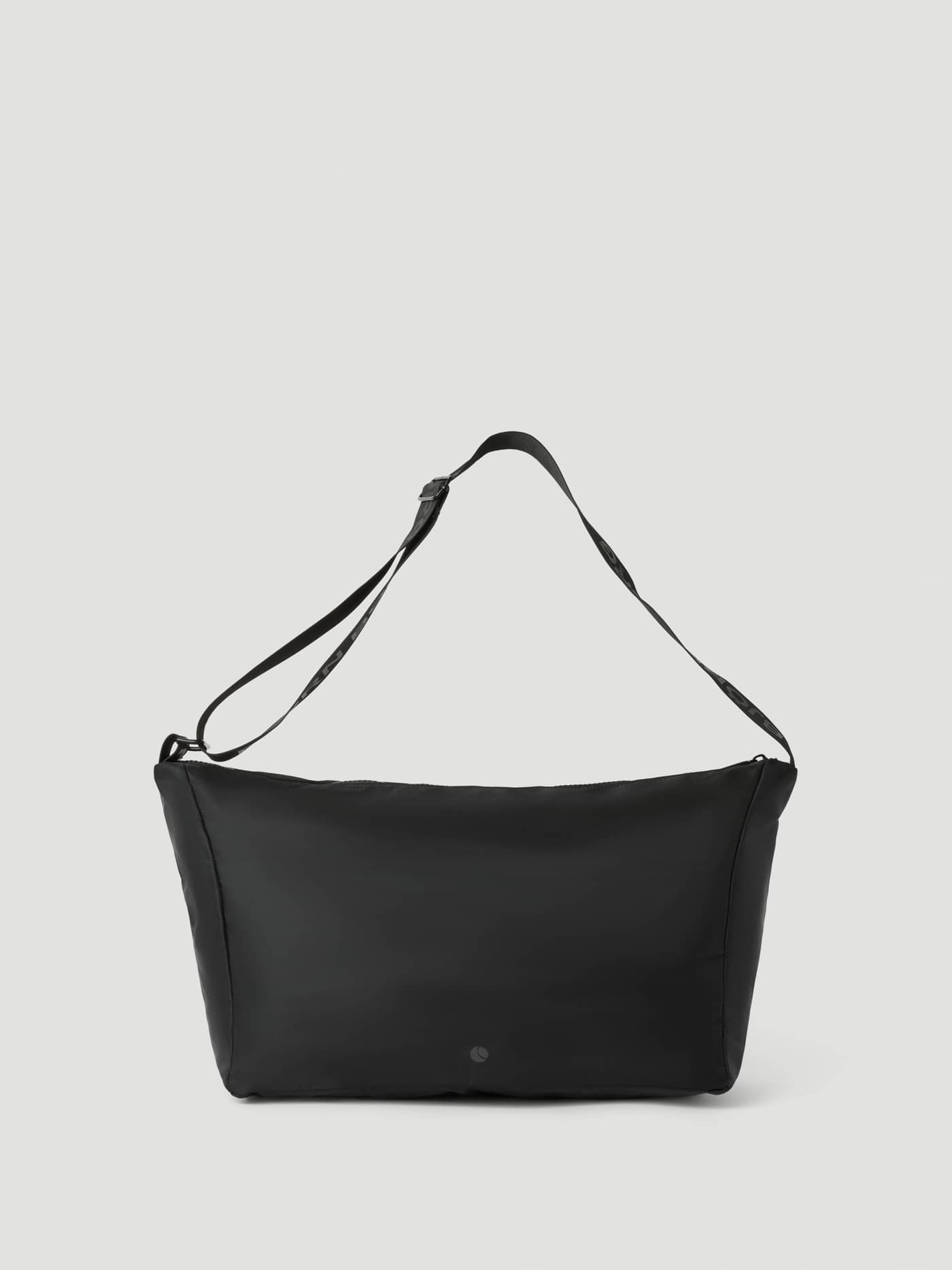 Borg Classic Shoulder Bag 13L i Black Beauty (Sort) af genanvendt polyester set forfra som praktisk træningstaske. - Image 2