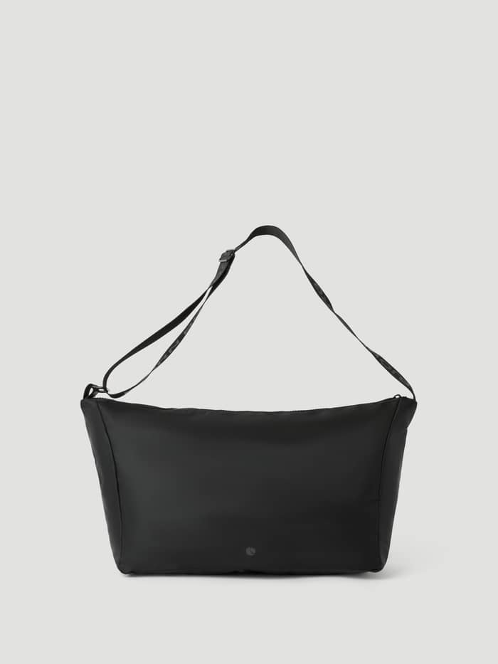 Front view of the Borg Classic Shoulder Bag 13L in Black Beauty (Black), a training bag made from recycled polyester. - Image 2