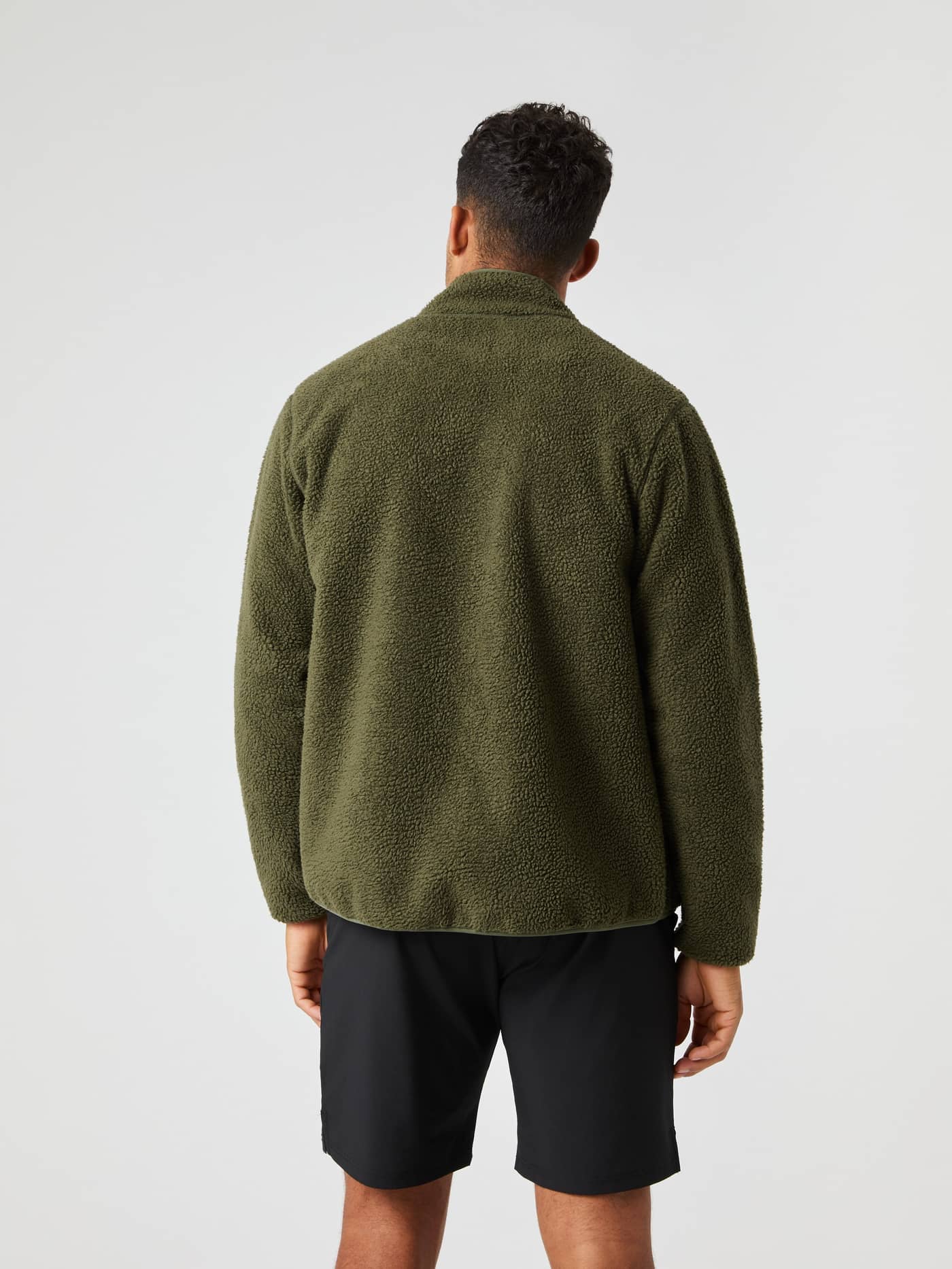 Achteraanzicht van een man in de functionele Björn Borg Centre Pile Jacket in Forest Night (Groen) met stijlvolle pasvorm. - Image 2
