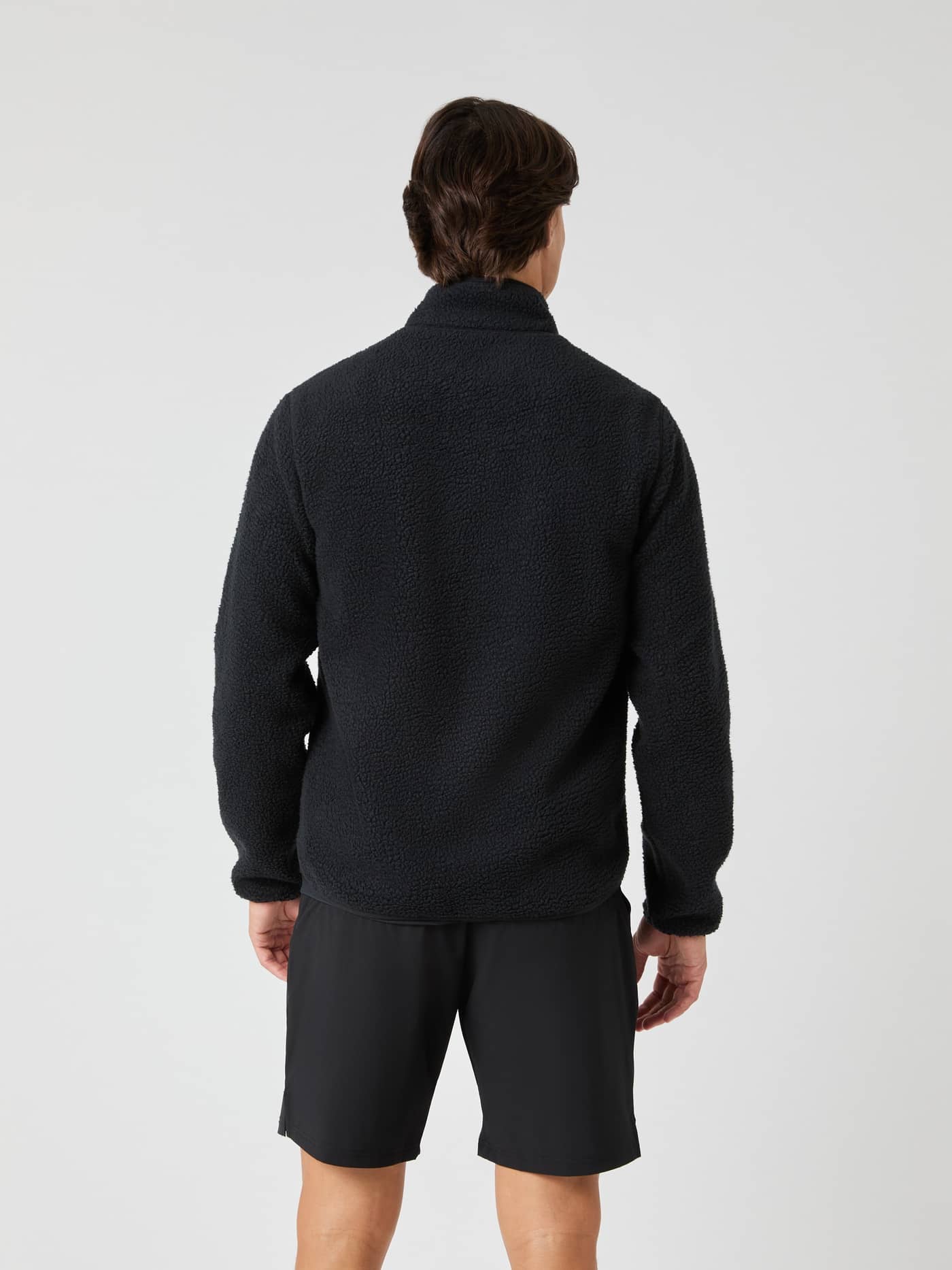 Achteraanzicht van een man in het functionele Björn Borg Centre Pile Jacket in Black Beauty (Zwart) met een zachte textuur. - Image 2
