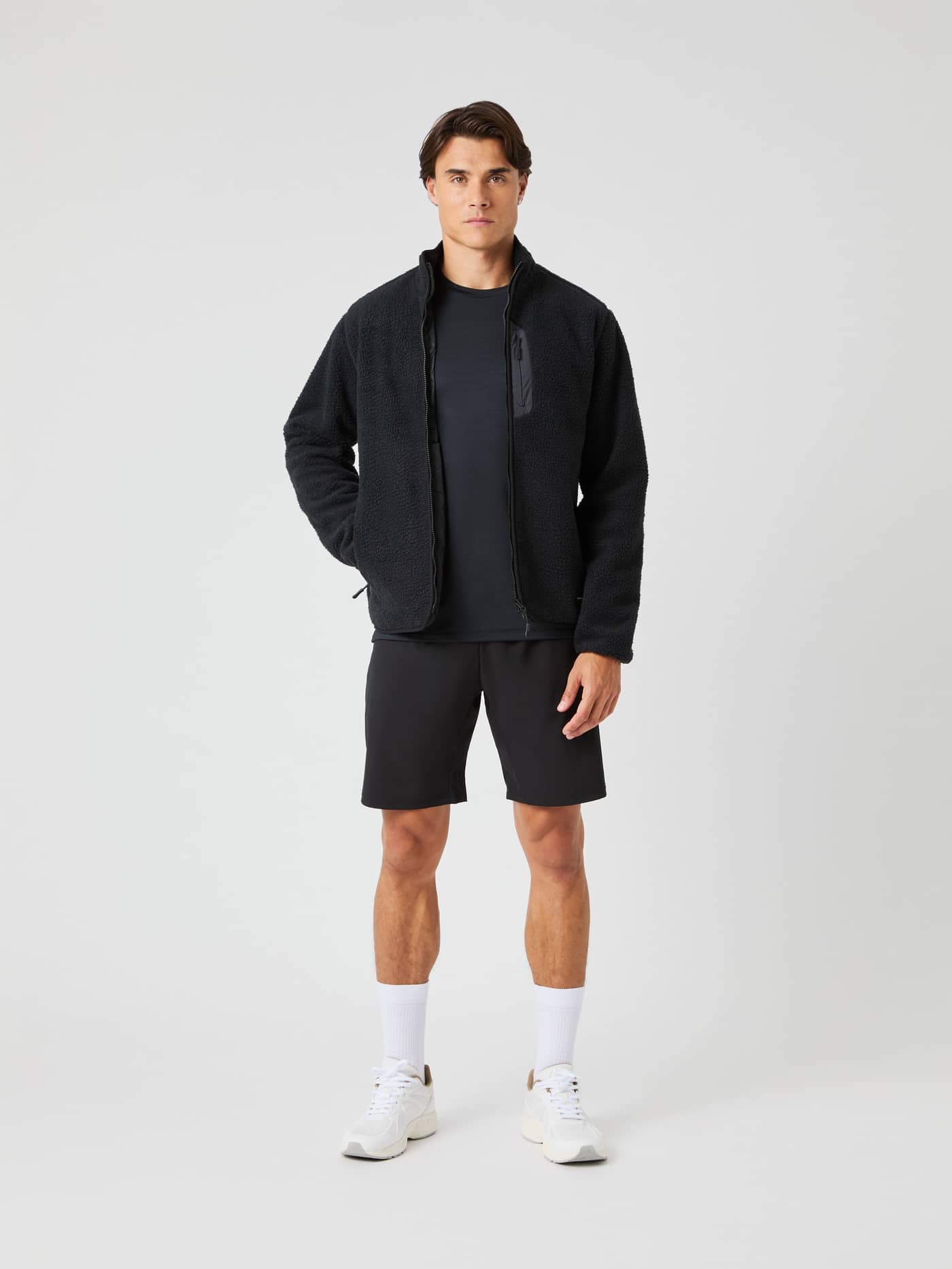 Vooraanzicht van een man in de Björn Borg Centre Pile Jacket in Black Beauty (Zwart) met zwarte shorts. - Image 3