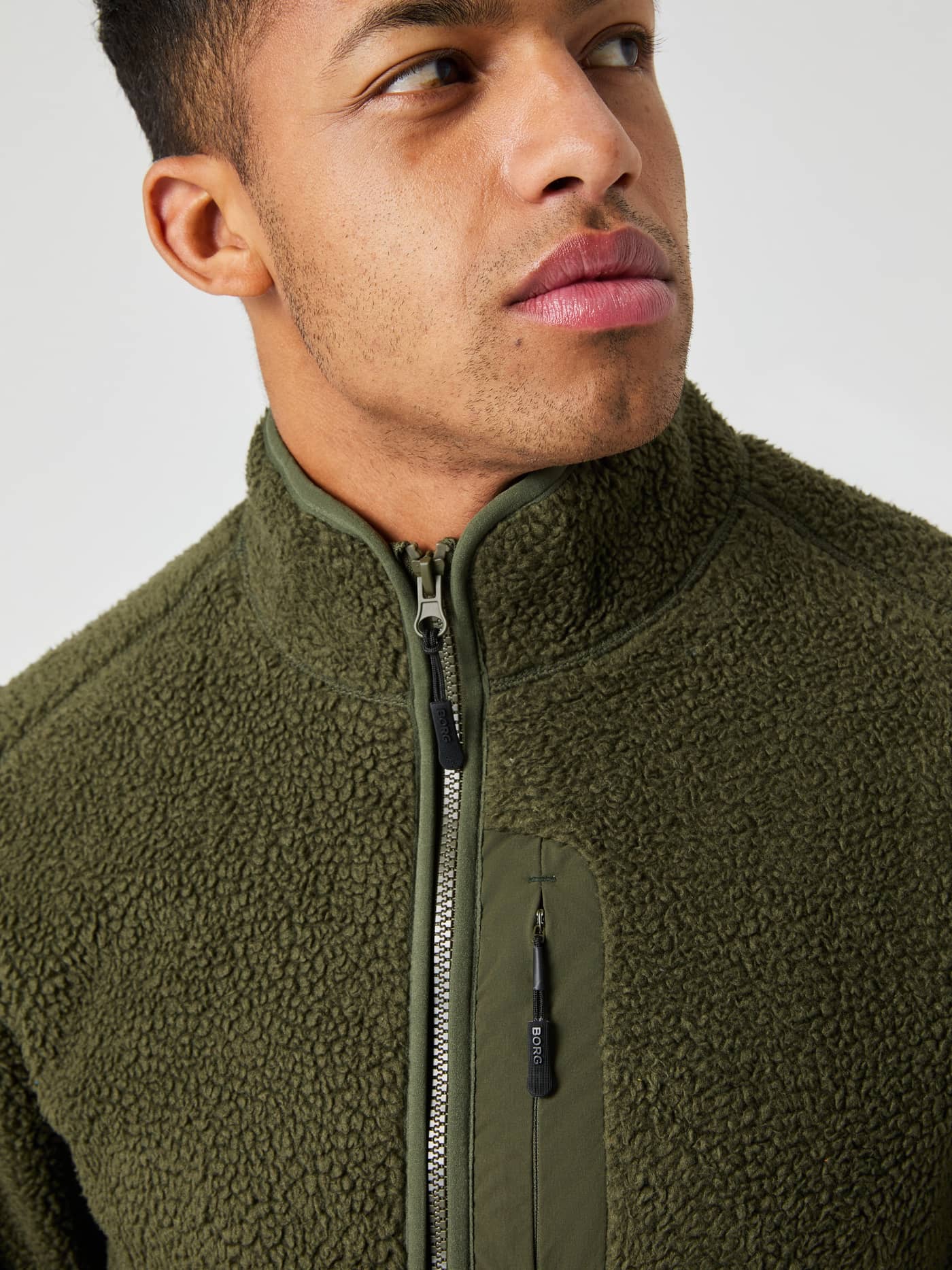 Close-up vooraanzicht van een man in de stijlvolle Björn Borg Centre Pile Jacket in Forest Night (Groen) met zwart BORG-logo. - Image 5