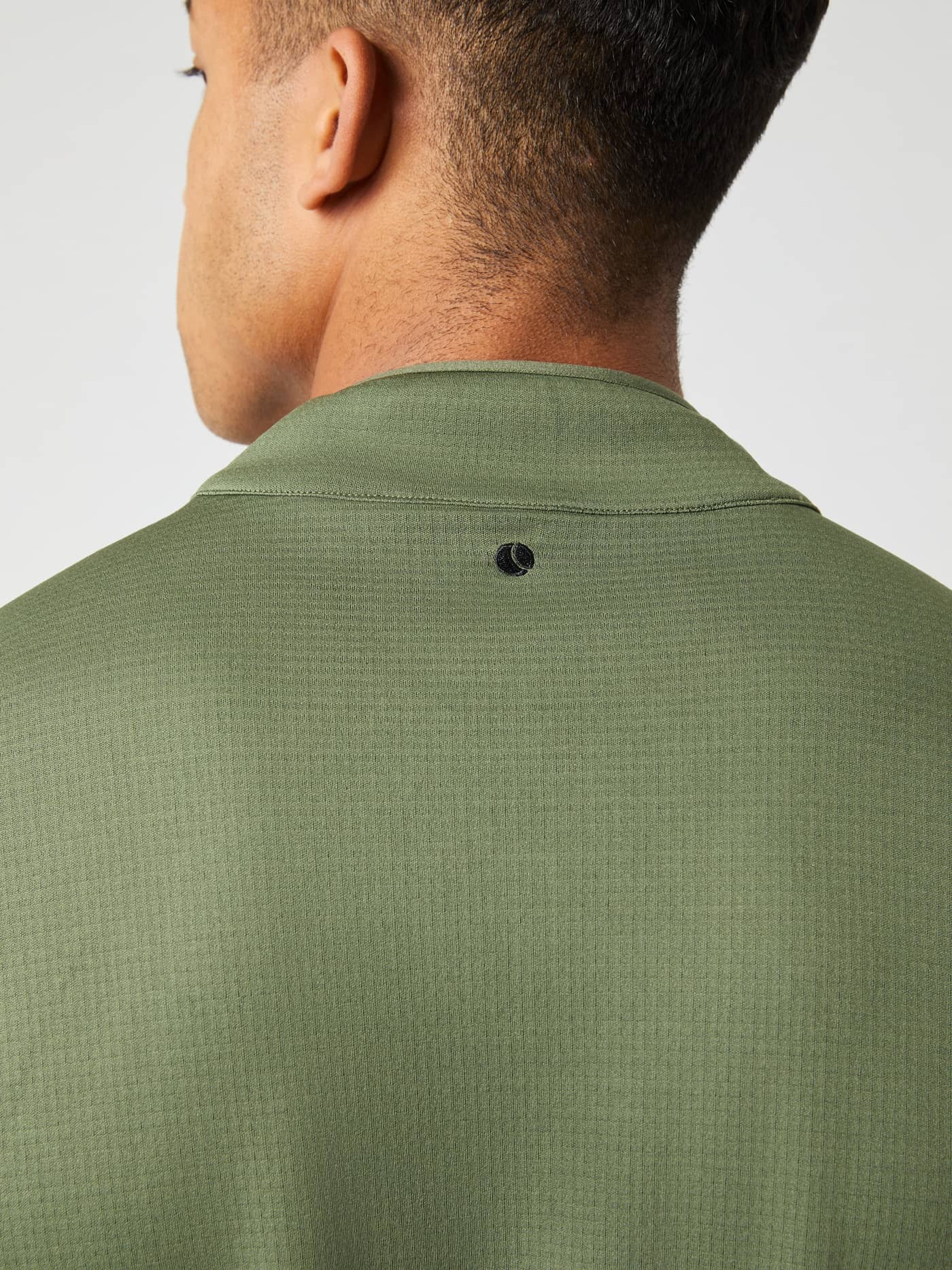 Gros plan de dos du Borg Fleece Midlayer en Forest Night (Vert) avec logo balle de tennis noir pour l'entraînement. - Image 4