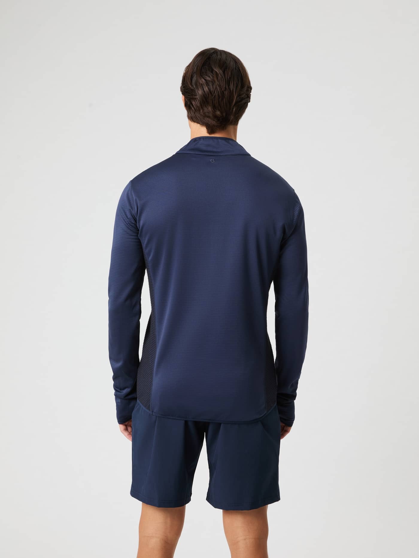 Vue de dos d'un homme portant le Borg Fleece Midlayer en Night Sky (Marine), conçu pour l'entraînement fonctionnel. - Image 2