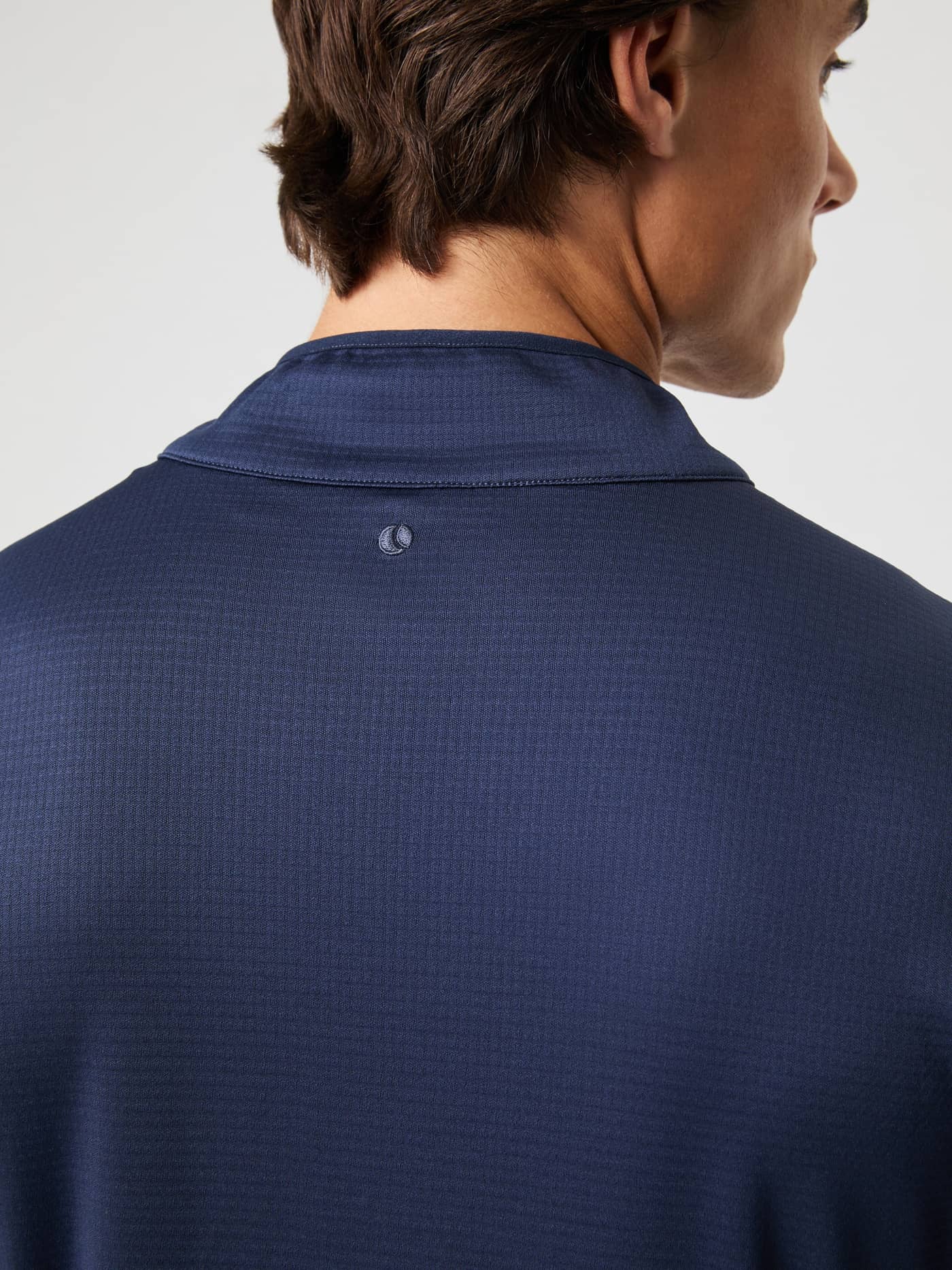 Gros plan de dos du Borg Fleece Midlayer d'entraînement en Night Sky (Marine) avec texture quadrillée et logo marine. - Image 4