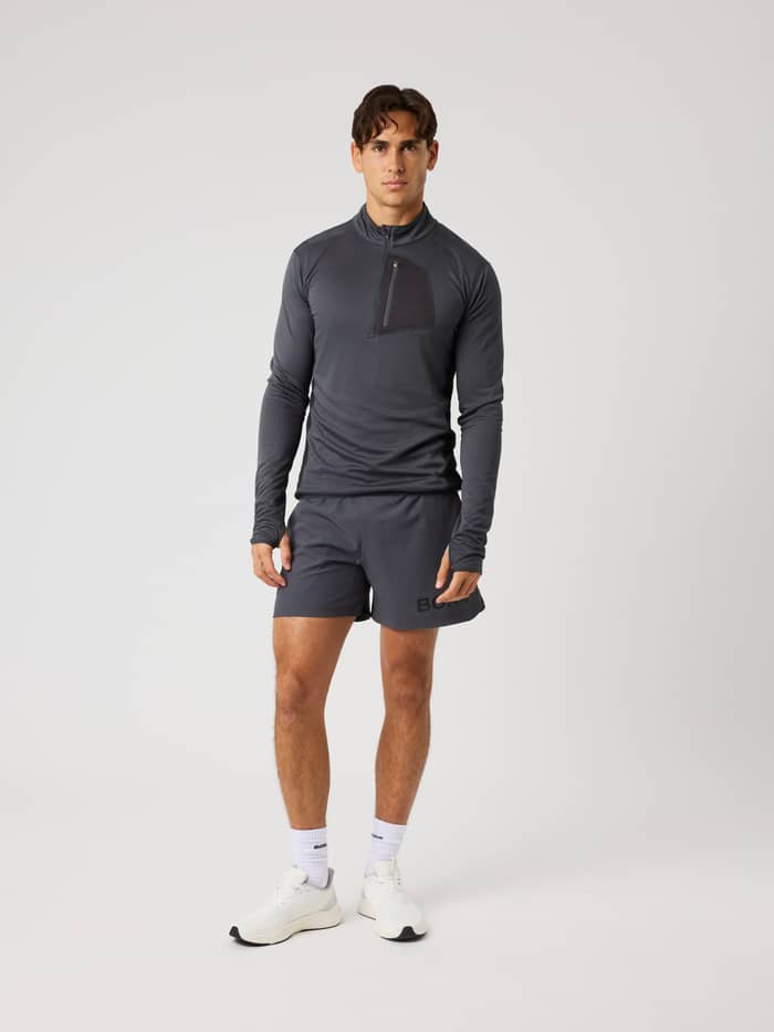 Ganzkörperansicht eines Models im Borg Fleece Midlayer in Asphalt (Schwarz) mit Halbreißverschluss zum Training. - Image 4
