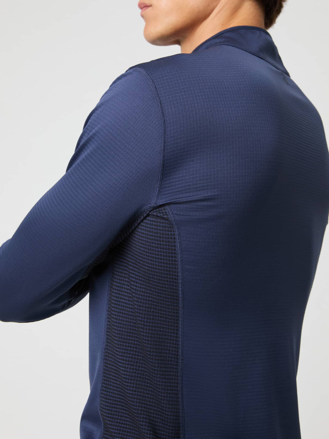 Vue de profil d'un homme portant le Borg Fleece Midlayer texturé en Night sky (Marine) pour l'entraînement. - Image 7