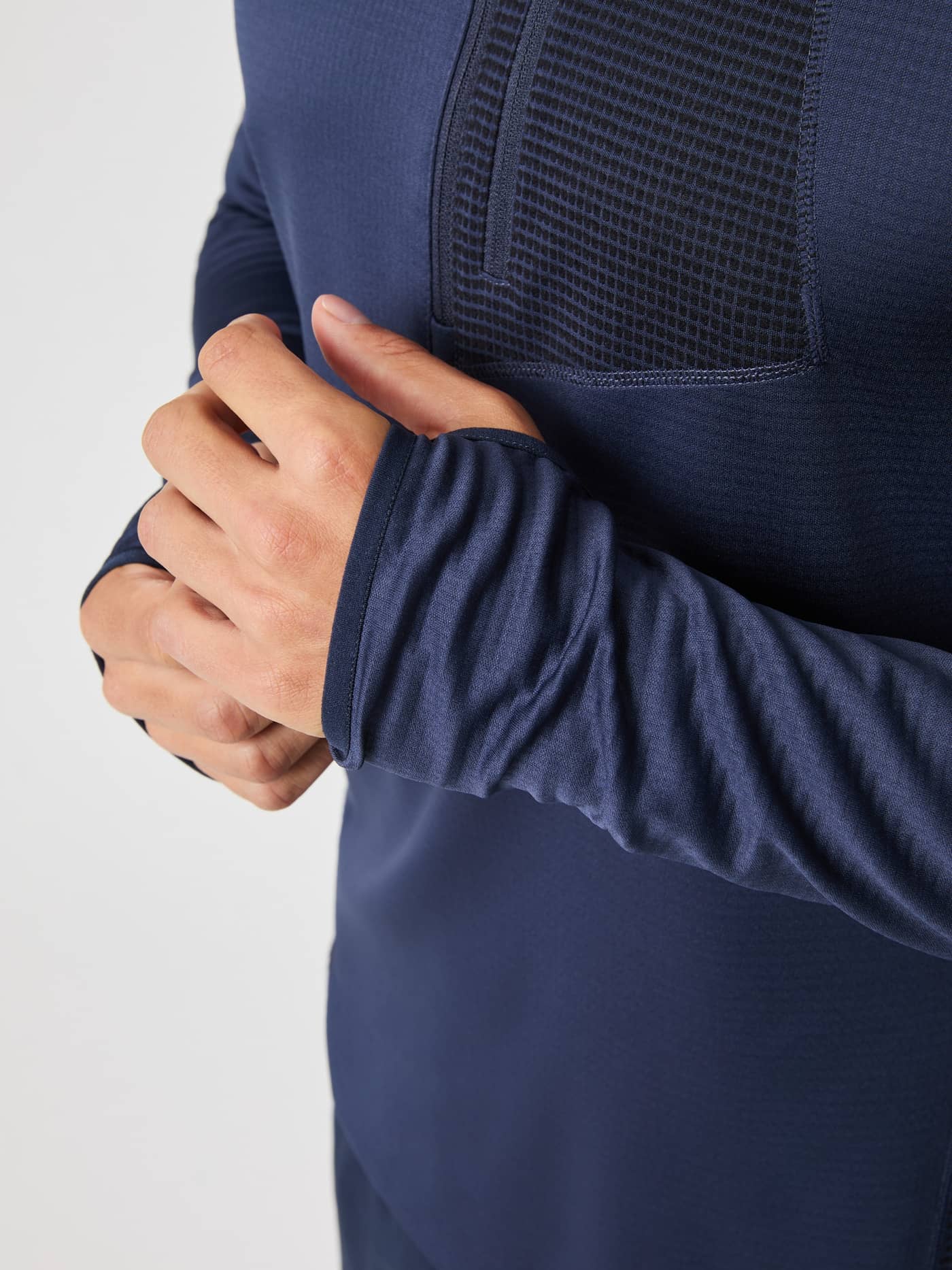 Gros plan du Borg Fleece Midlayer en Night sky (Marine) avec tissu d'entraînement texturé et demi-zip fonctionnel. - Image 6