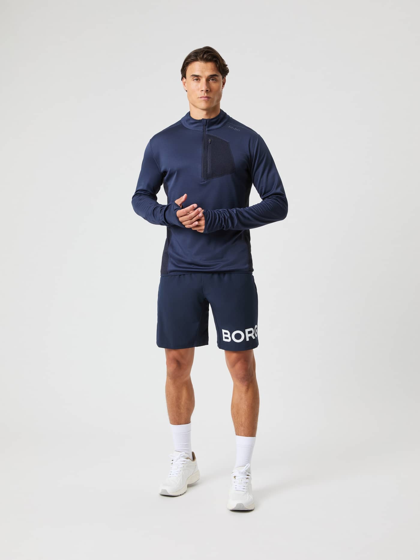 Vue de face d'un homme en Borg Fleece Midlayer Night sky (Marine) alliant style et fonction pour l'entraînement. - Image 3