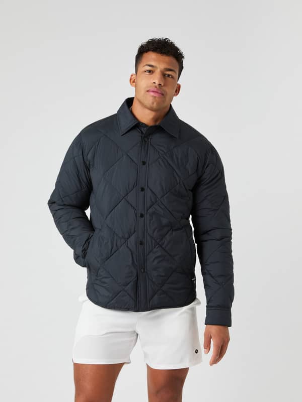 Framifrån på en man i Centre Quilted Overshirt i Black Beauty (Svart) med en funktionell quiltad design för herr.