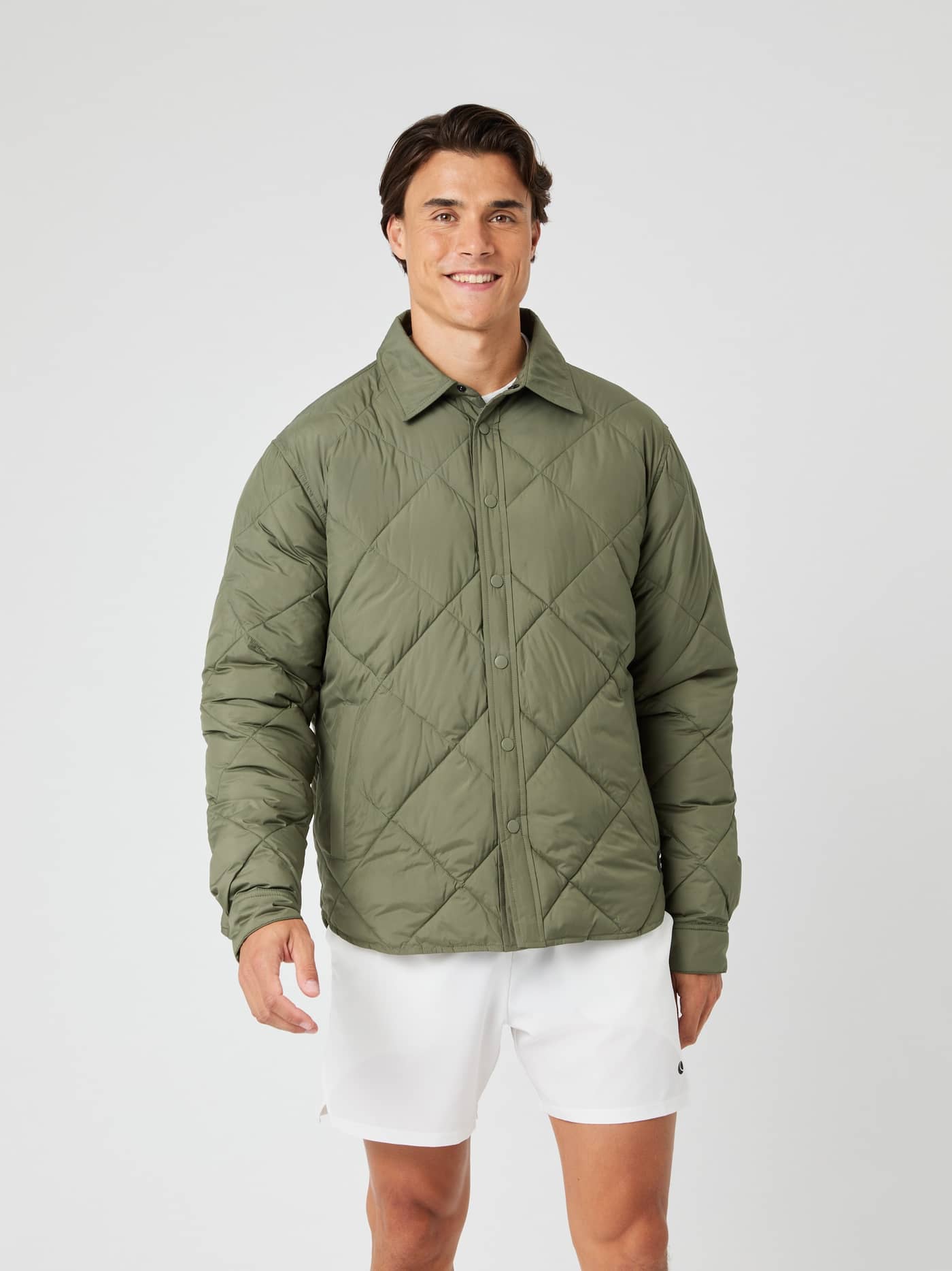 Vorderansicht eines Mannes im Björn Borg Centre Quilted Overshirt in Dusty Olive (Grün) mit funktionaler Steppung. - Image 3