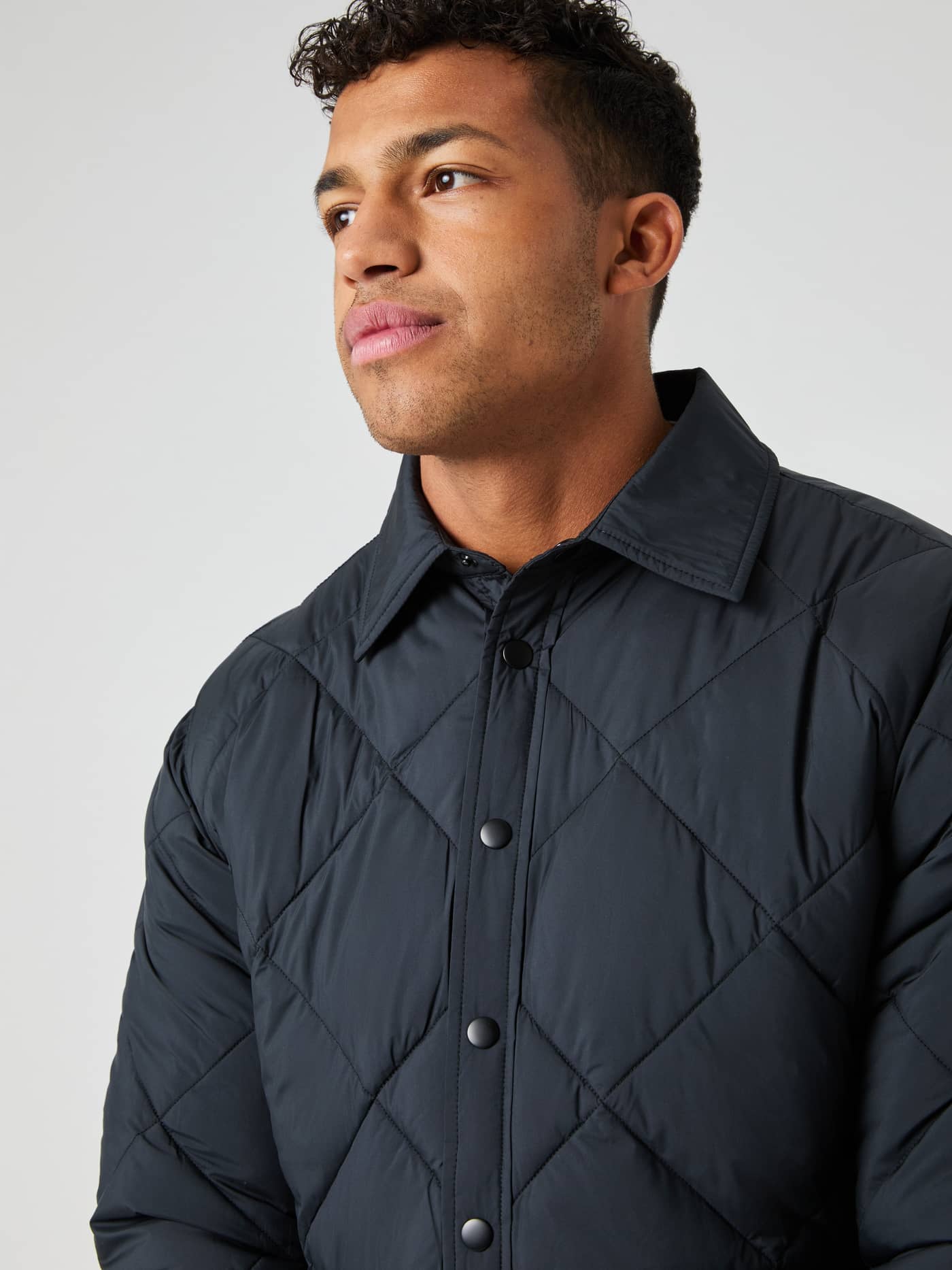 Vorderansicht eines Mannes im Centre Quilted Overshirt in Black Beauty (Schwarz) mit funktionalem wattiertem Design. - Image 4