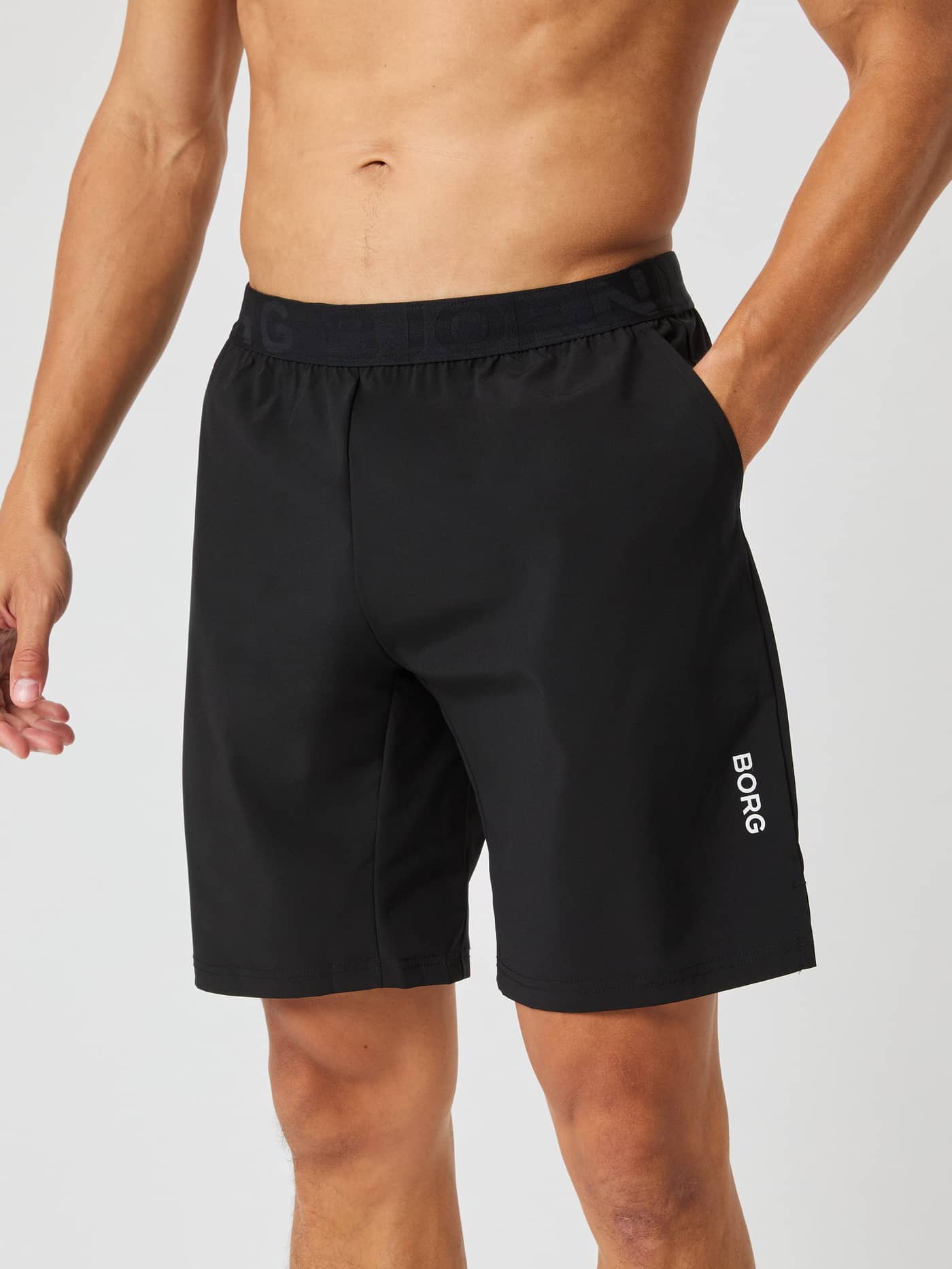 Borg Athletic 9 Inch Shorts i Black Beauty (Sort) set forfra med et hvidt logo til træning. - Image 2