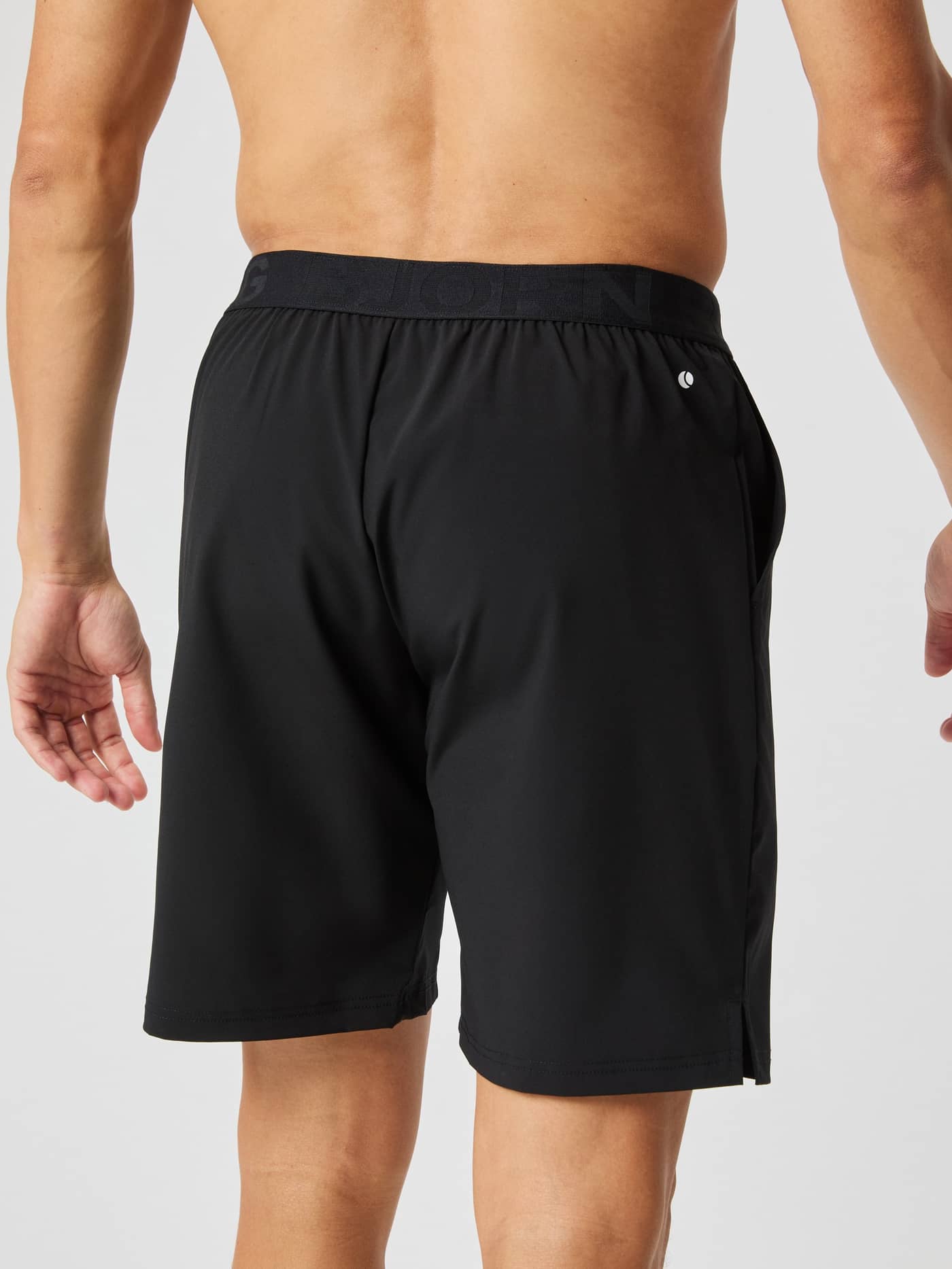 Borg Athletic 9 Inch Shorts i Black Beauty (Sort) set bagfra med hvidt logo til træning. - Image 3