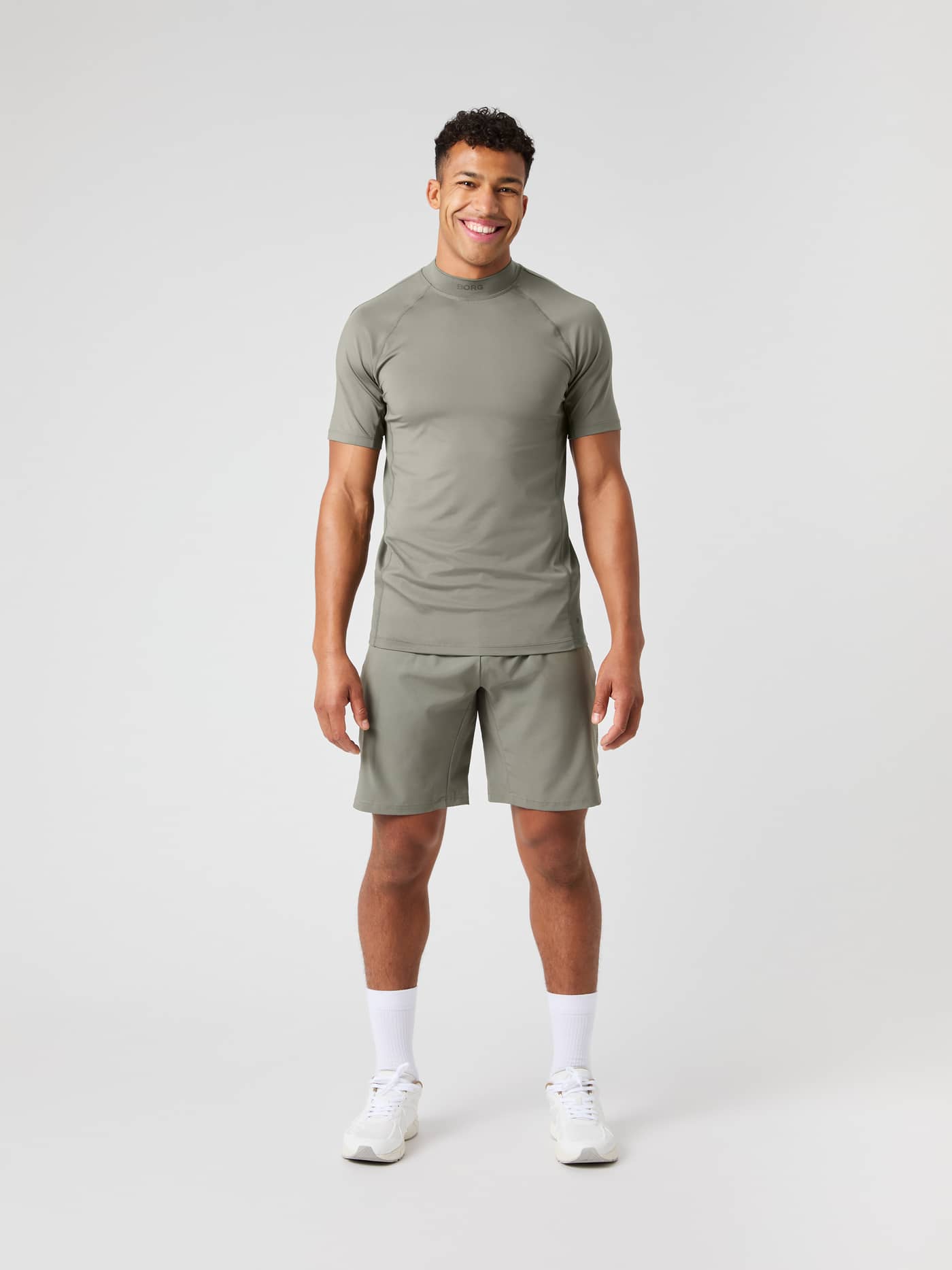 Helfigur framifrån på man i Borg Athletic 9 Inch Shorts i Dusty Olive (Grön) för funktionell träning. - Image 1