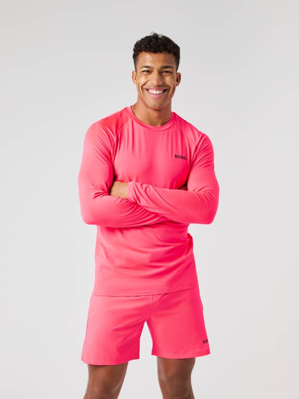 Modell framifrån i Borg Performance Long Sleeve Brushed T-Shirt i Diva Pink (Rosa) med svart logotyp för löpning.
