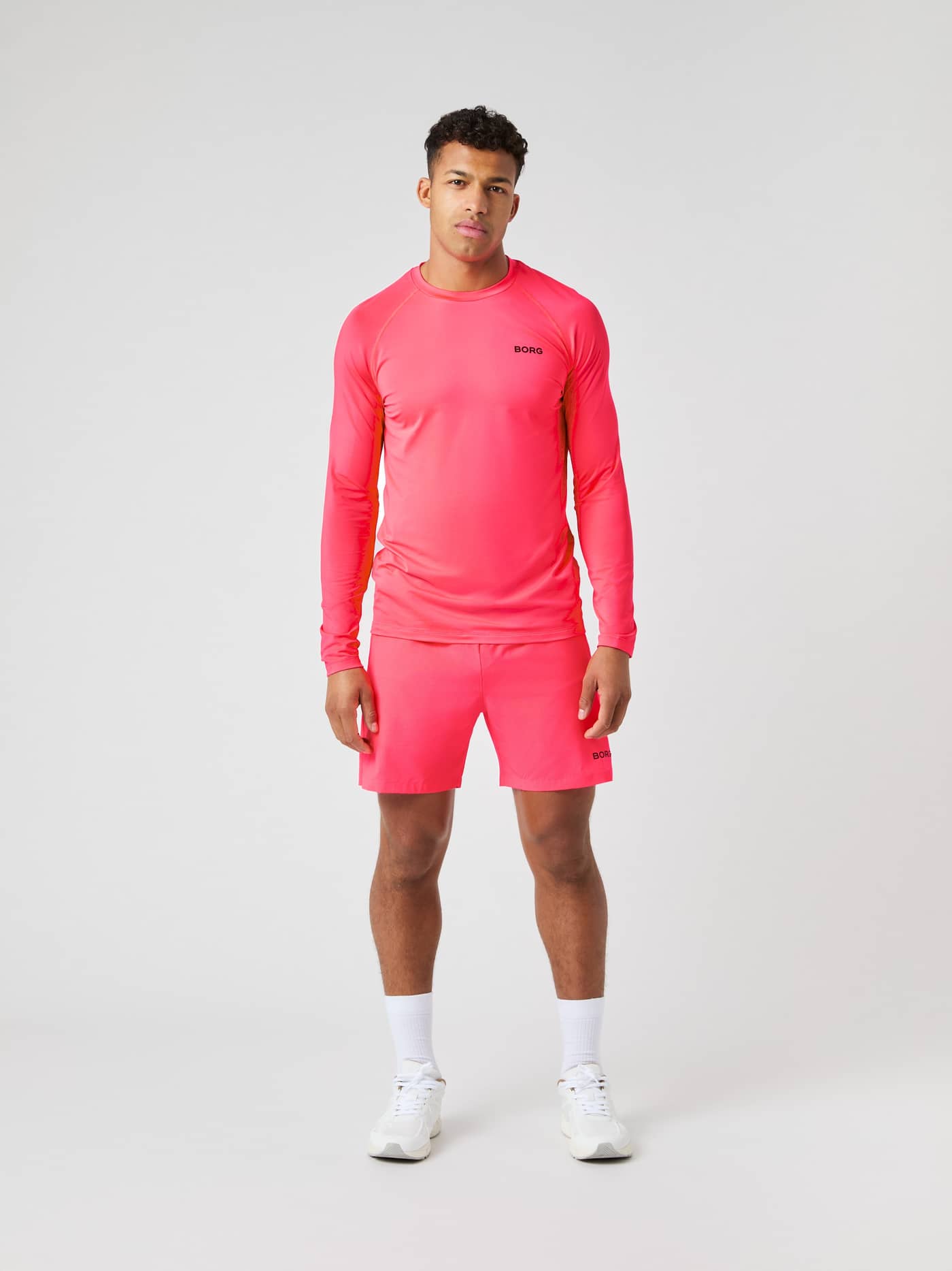 Borg Performance Long Sleeve Brushed T-Shirt i Diva Pink (Rosa) för herrar sedd framifrån för löpning med svart logotyp. - Image 3