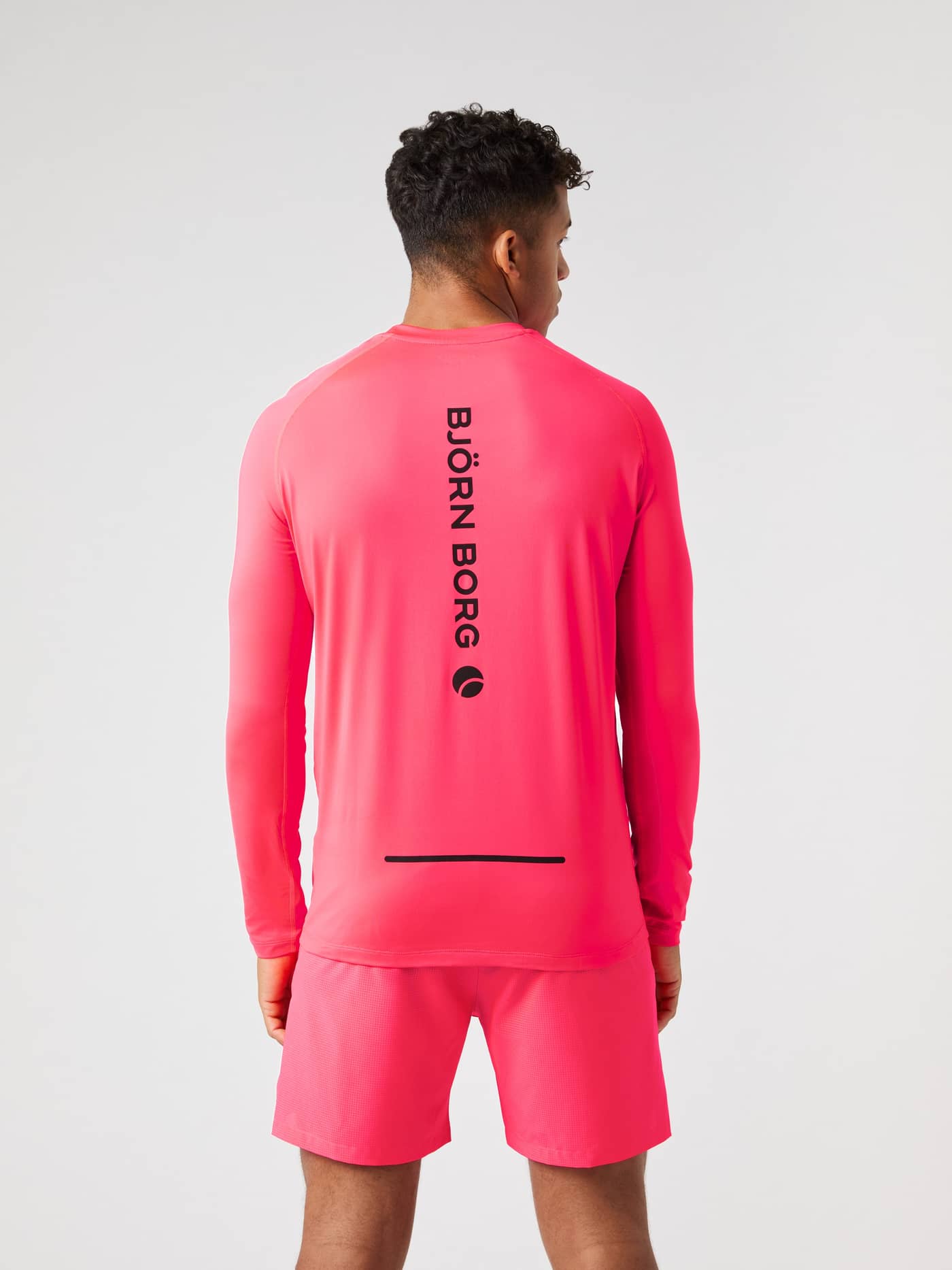 Borg Performance Long Sleeve Brushed T-Shirt i Diva Pink (Rosa) sedd bakifrån med en svart logotyp för löpning. - Image 2