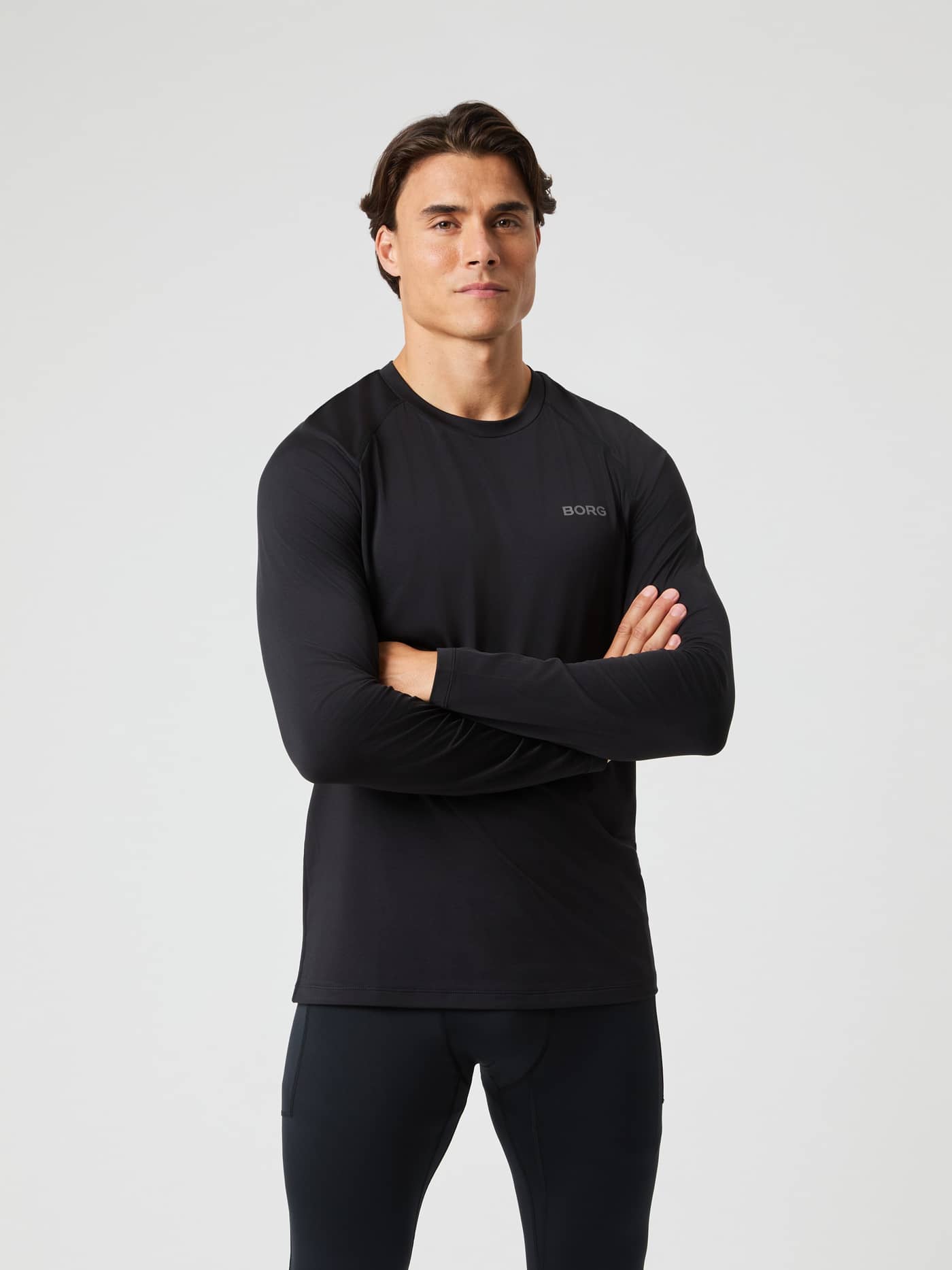 Vooraanzicht van man in Borg Performance Long Sleeve Brushed T-Shirt in Black Beauty (Zwart) met grijs logo voor hardlopen. - Image 1