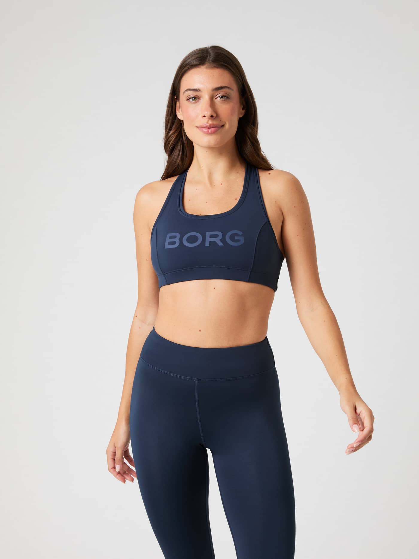 Borg Mid Support Sports Bra i Outerspace (Marineblå) til trening, sett forfra med ton-i-ton logo og stilren passform. - Image 1