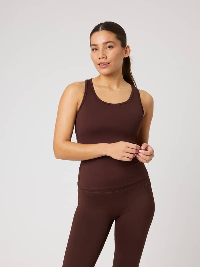 Vooraanzicht van de Borg Soft Racerback Tank Top in Coffee Bean (Bruin), een zachte, nauwsluitende trainingstop voor dames.