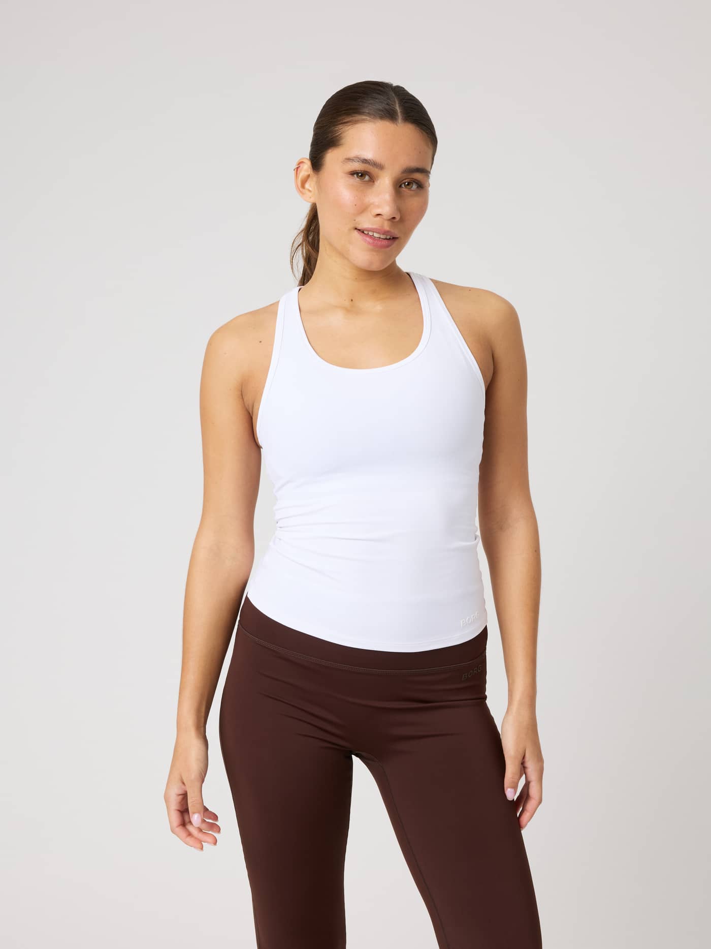 Borg Soft Racerback Tank Top i Brilliant White (Hvit) sett forfra på modell med ton-i-ton-logo for trening. - Image 1