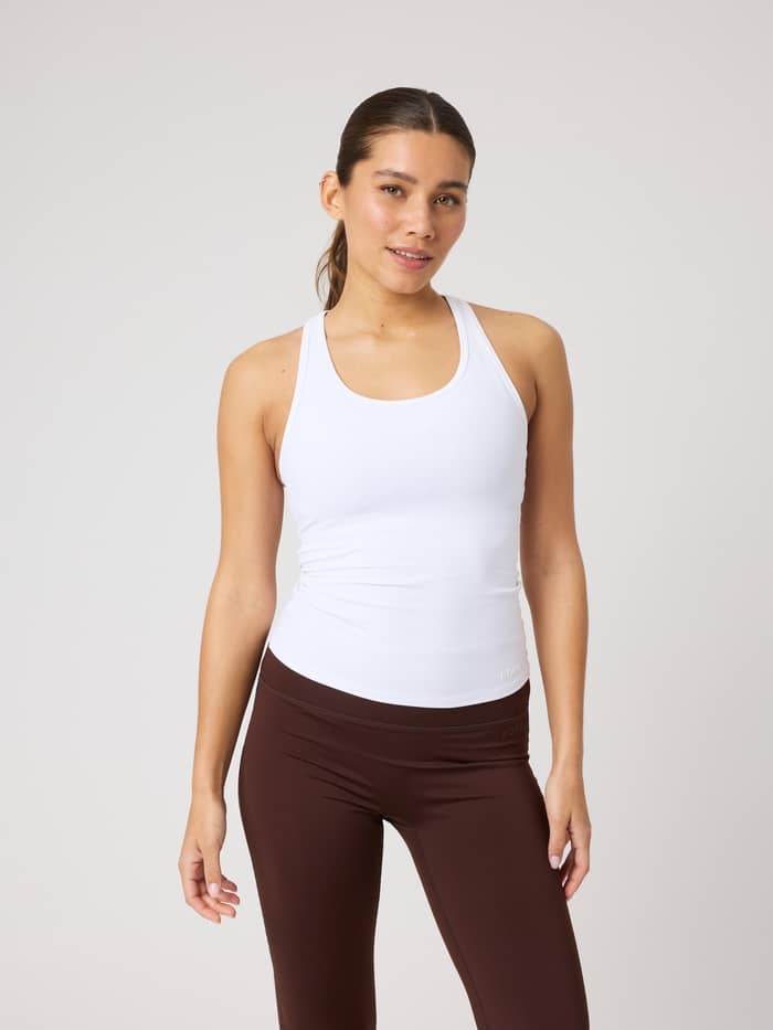 Vooraanzicht van een model in de Borg Soft Racerback Tank Top in Brilliant White (Wit) met een tonaal logo voor training.