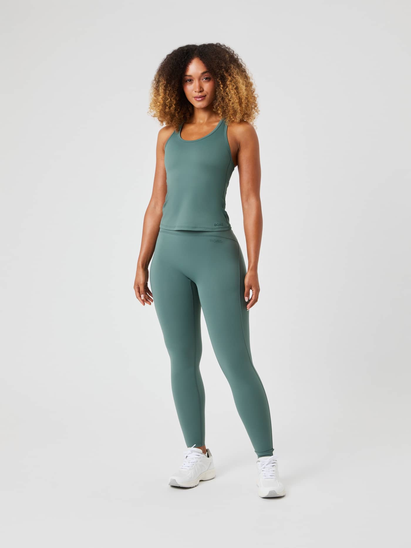 Vue de face d'un mannequin portant le Borg Soft Racerback Tank Top en Balsam Green (Vert) pour l'entraînement. - Image 3