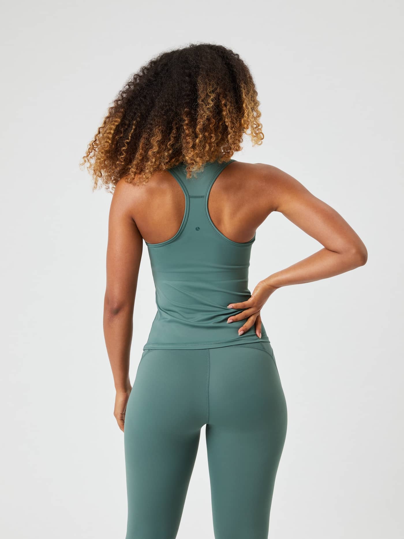 Vue de dos du Borg Soft Racerback Tank Top en Balsam Green (Vert) pour une coupe de training élégante et performante. - Image 2