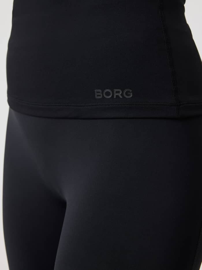 Nahaufnahme des schwarzen Logos am Borg Soft Racerback Tank Top in Black Beauty (Schwarz) für Training und Performance. - Image 5