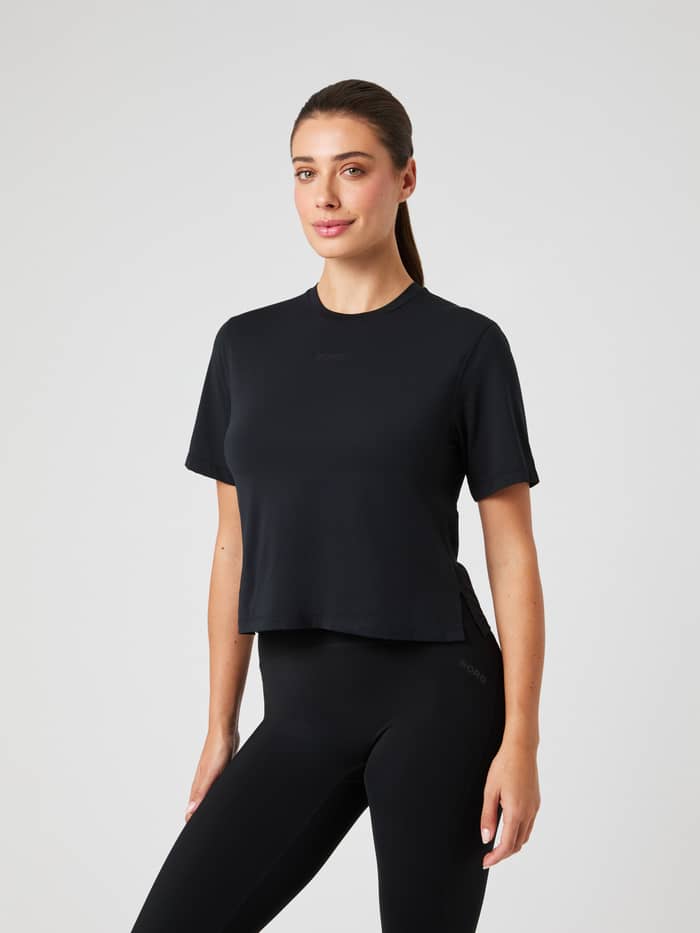 Borg Cropped T-shirt i Black Beauty (Svart) på en modell framifrån, en croppad träningströja med fokus på stil och fit.
