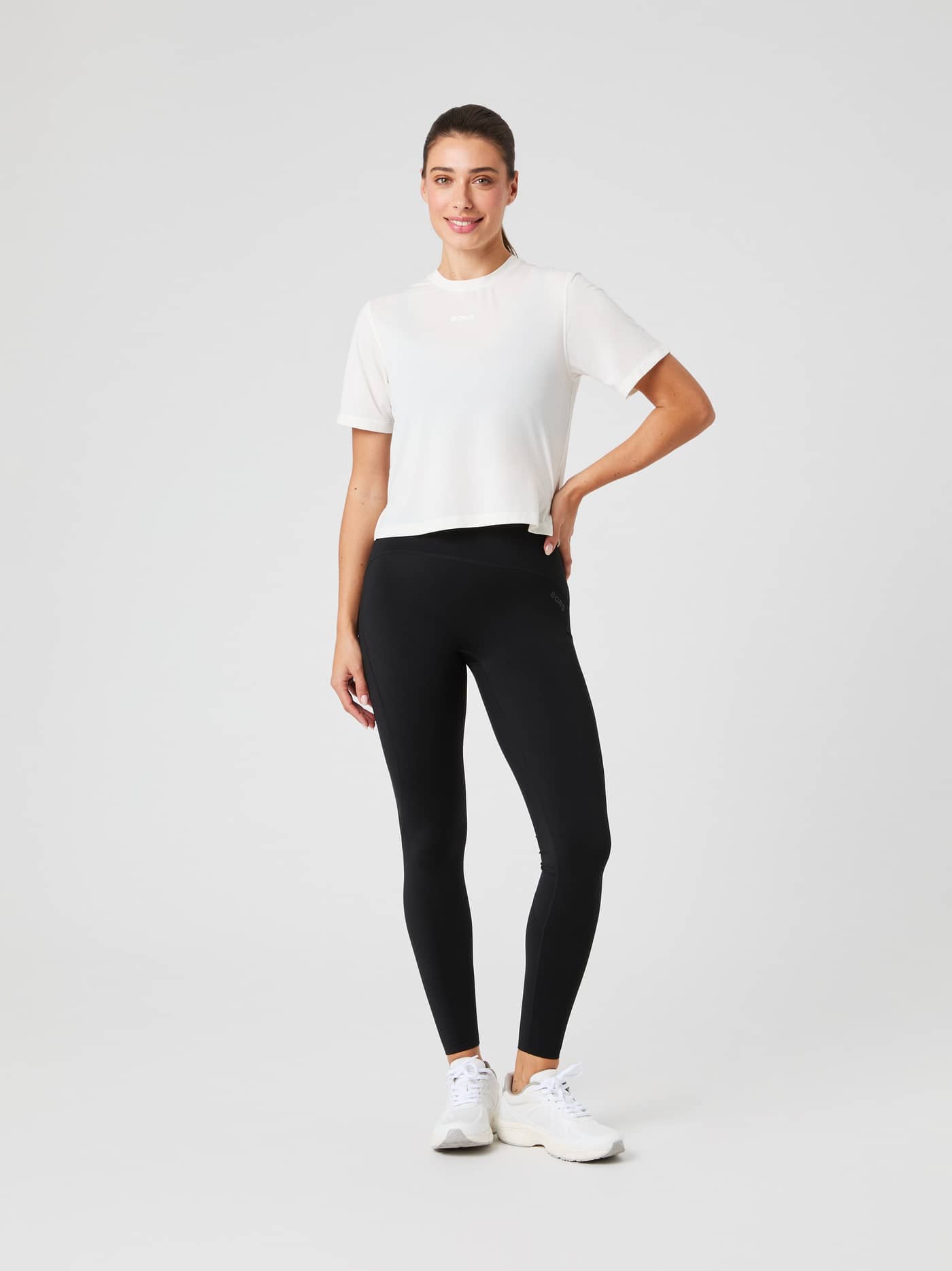 Borg Cropped T-Shirt in Tofu (Wit), vooraanzicht met een zwarte legging voor een stijlvolle fit en training. - Image 3